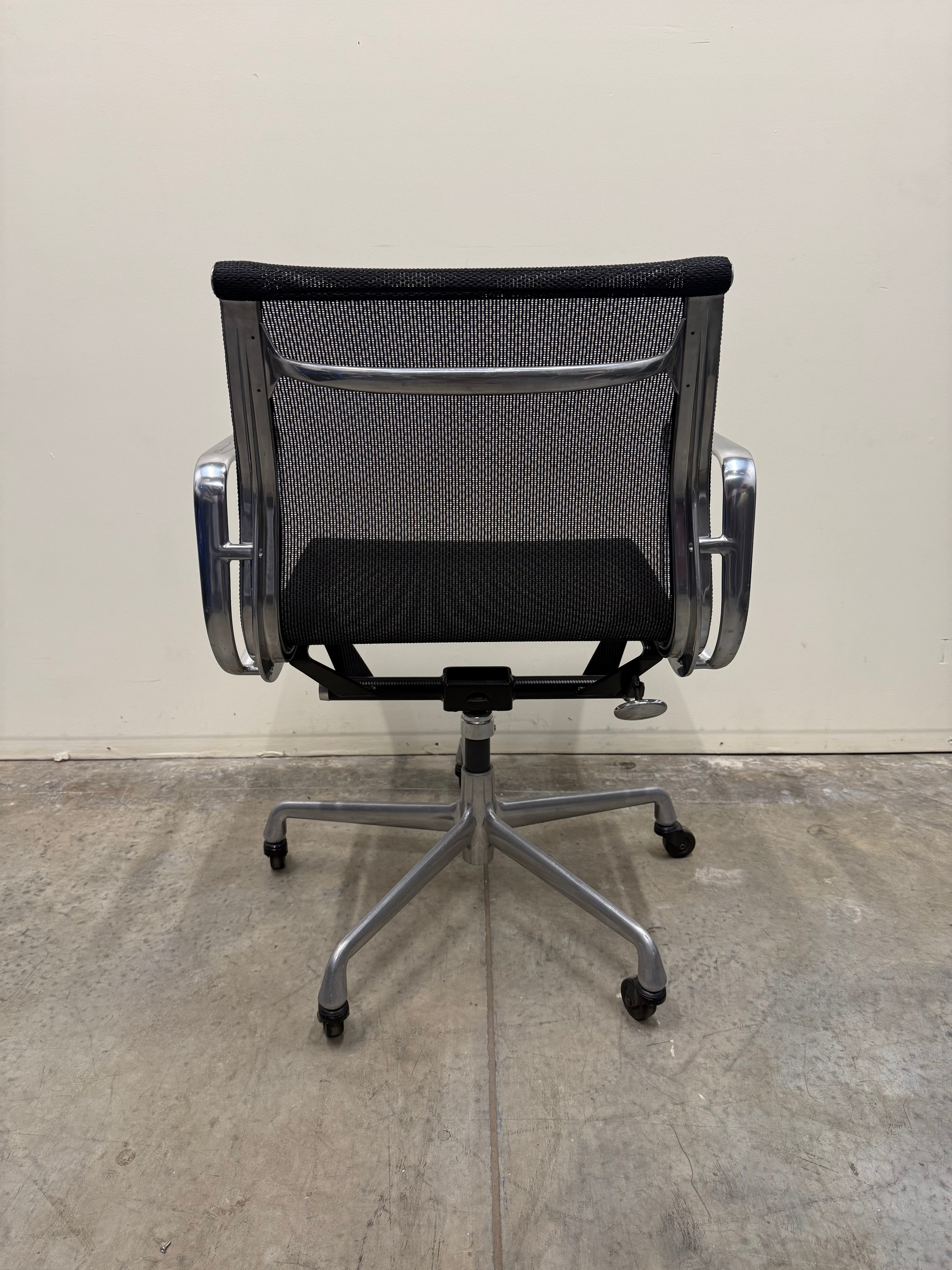 Eames Mesh Chair EA334 – Aluminium Group by Herman Miller