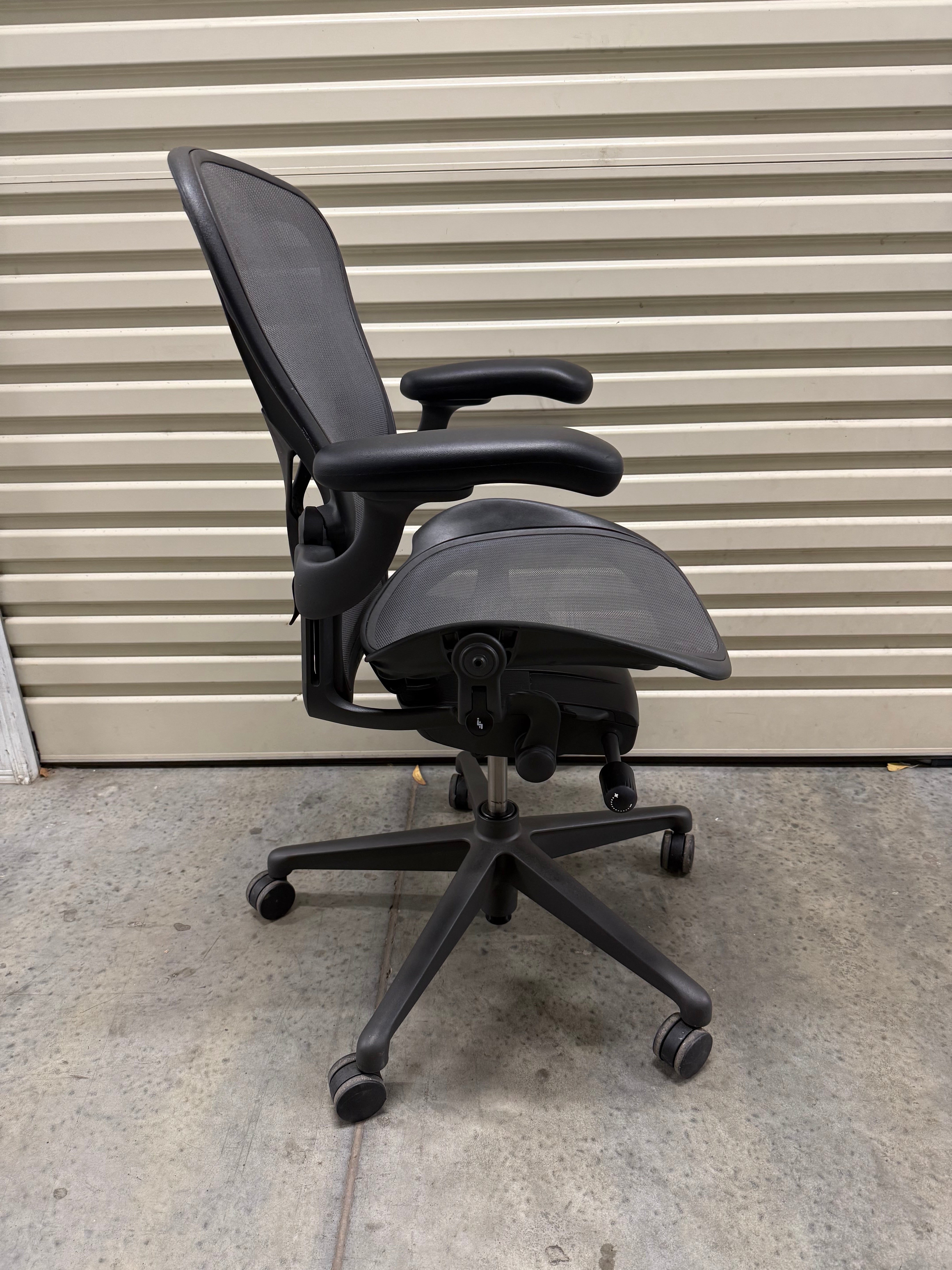 Herman Miller Aeron Remastered with Armrest - Graphite (Size B)