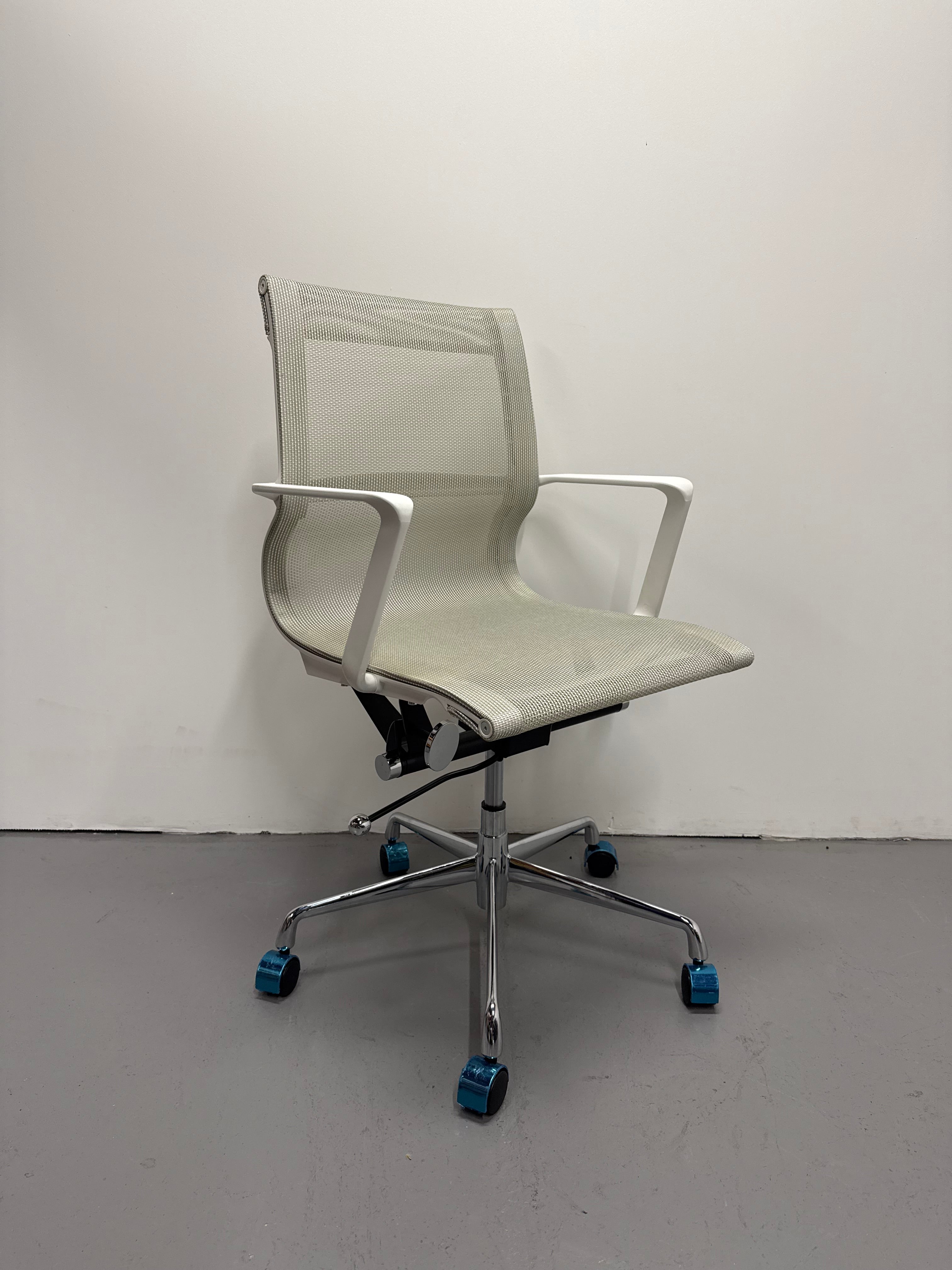 Modern Mesh Boardroom Chair – White Frame & Chrome Base (Brand New)
