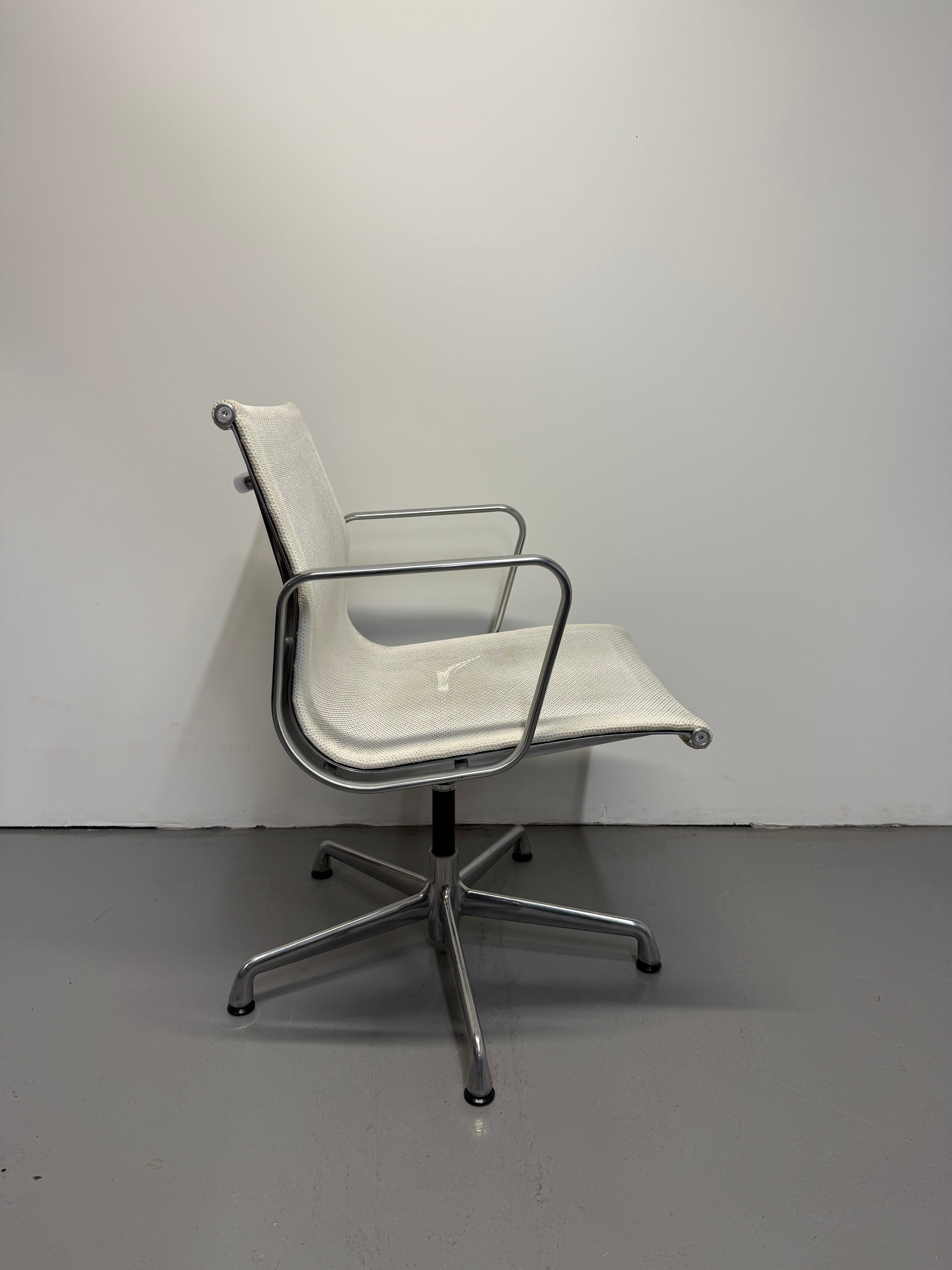 Eames Aluminum Group Executive Management Chair - White Mesh