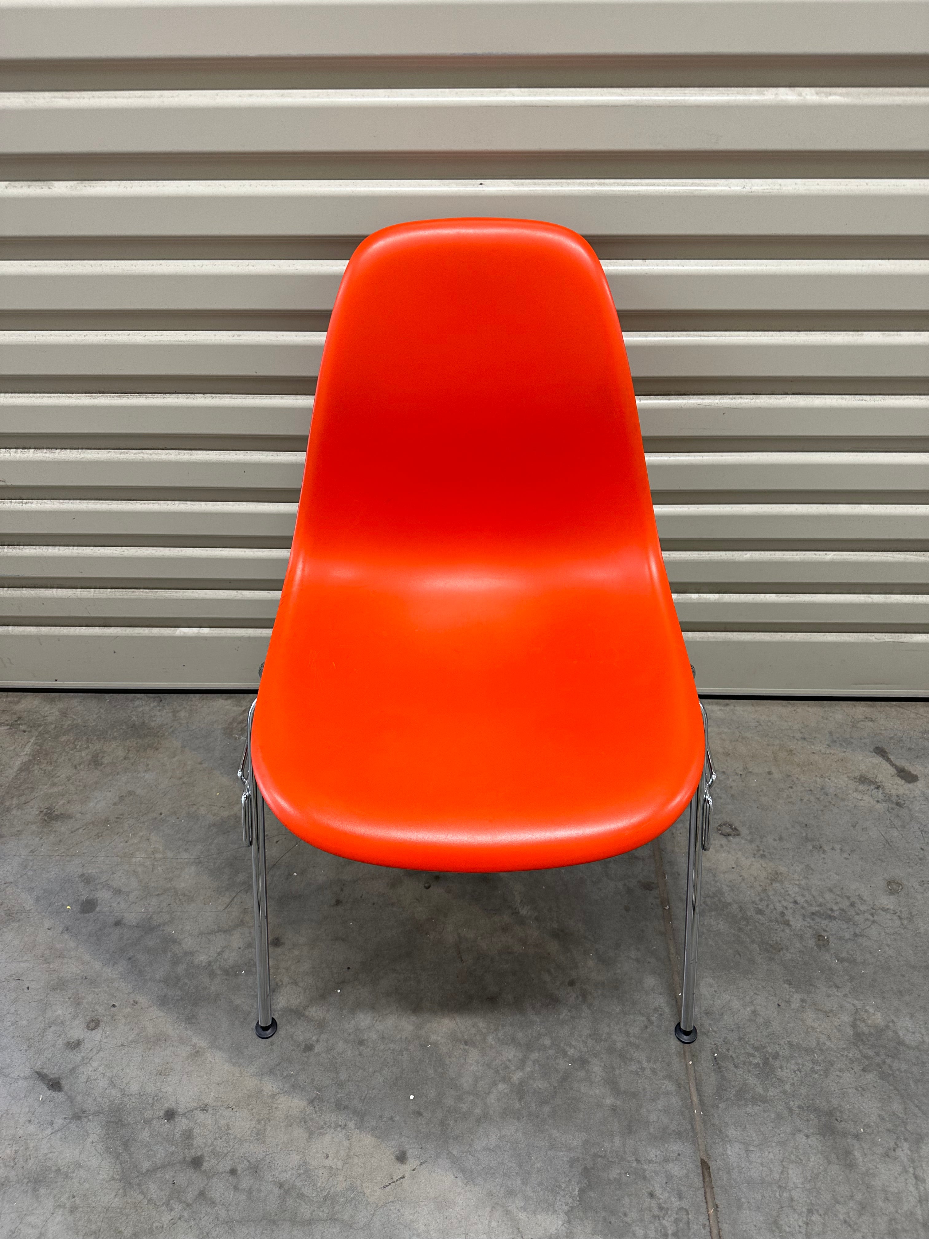 Original Eames Plastic Side Chair DSS RE – Chromed Base – Orange/Red
