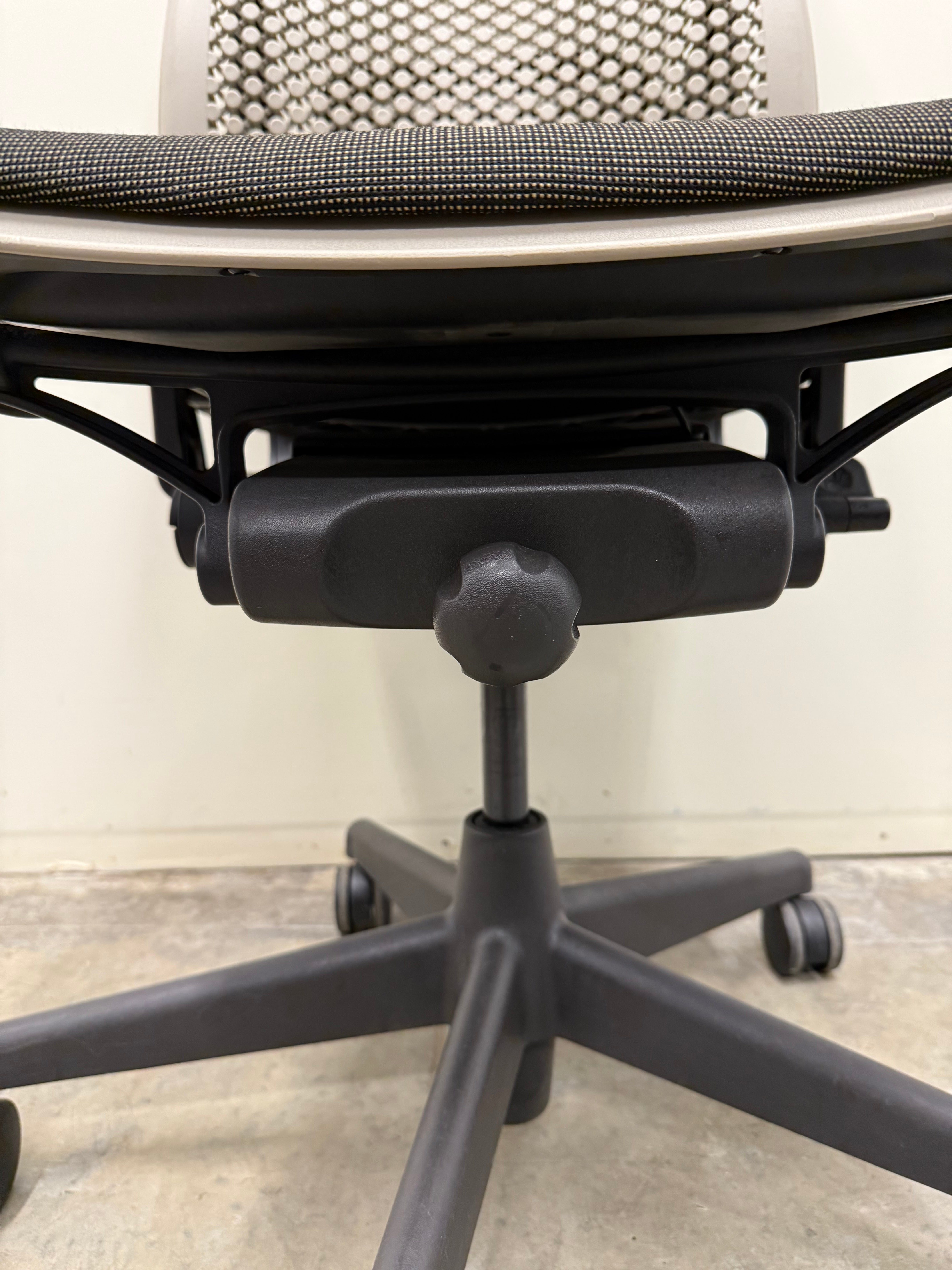 Herman miller Celle Chair – Iconic Ergonomic Design