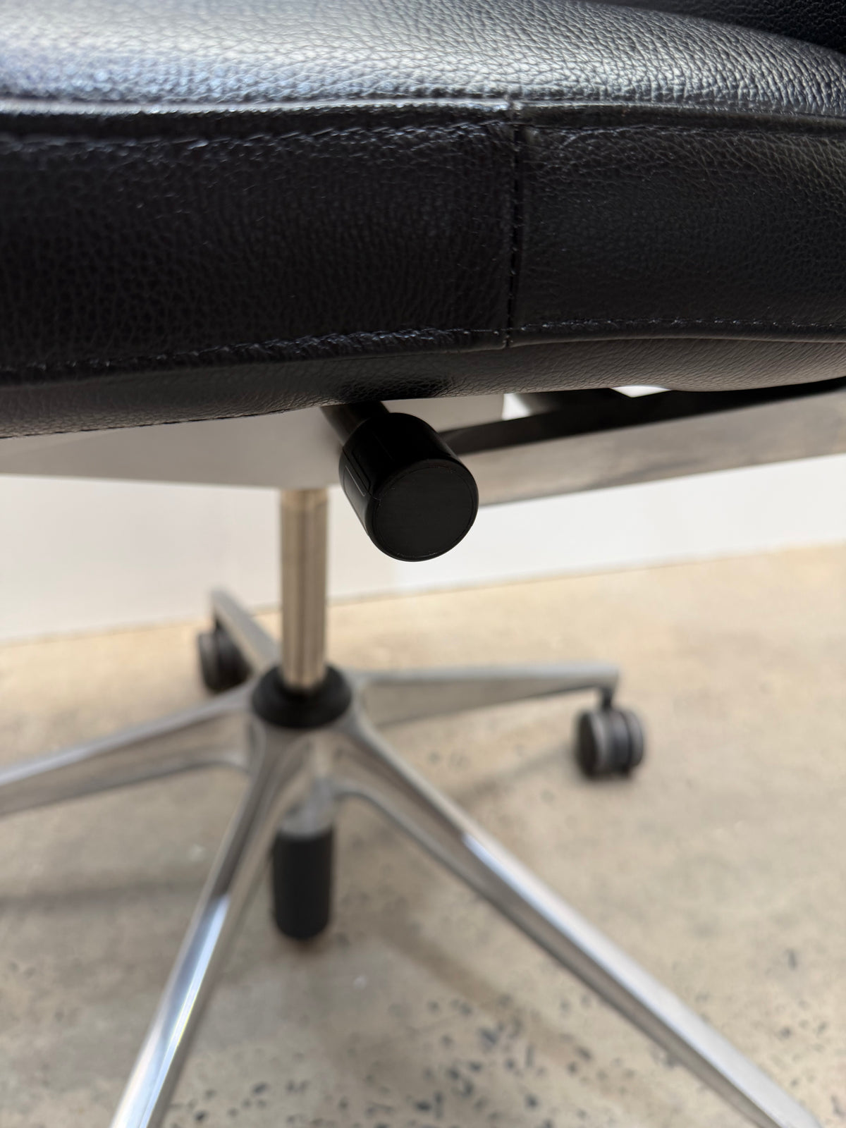 Vitra AC 4 Conference Chair by Antonio Citterio – Black Leather, Polished Aluminium – view 8 – pre-owned