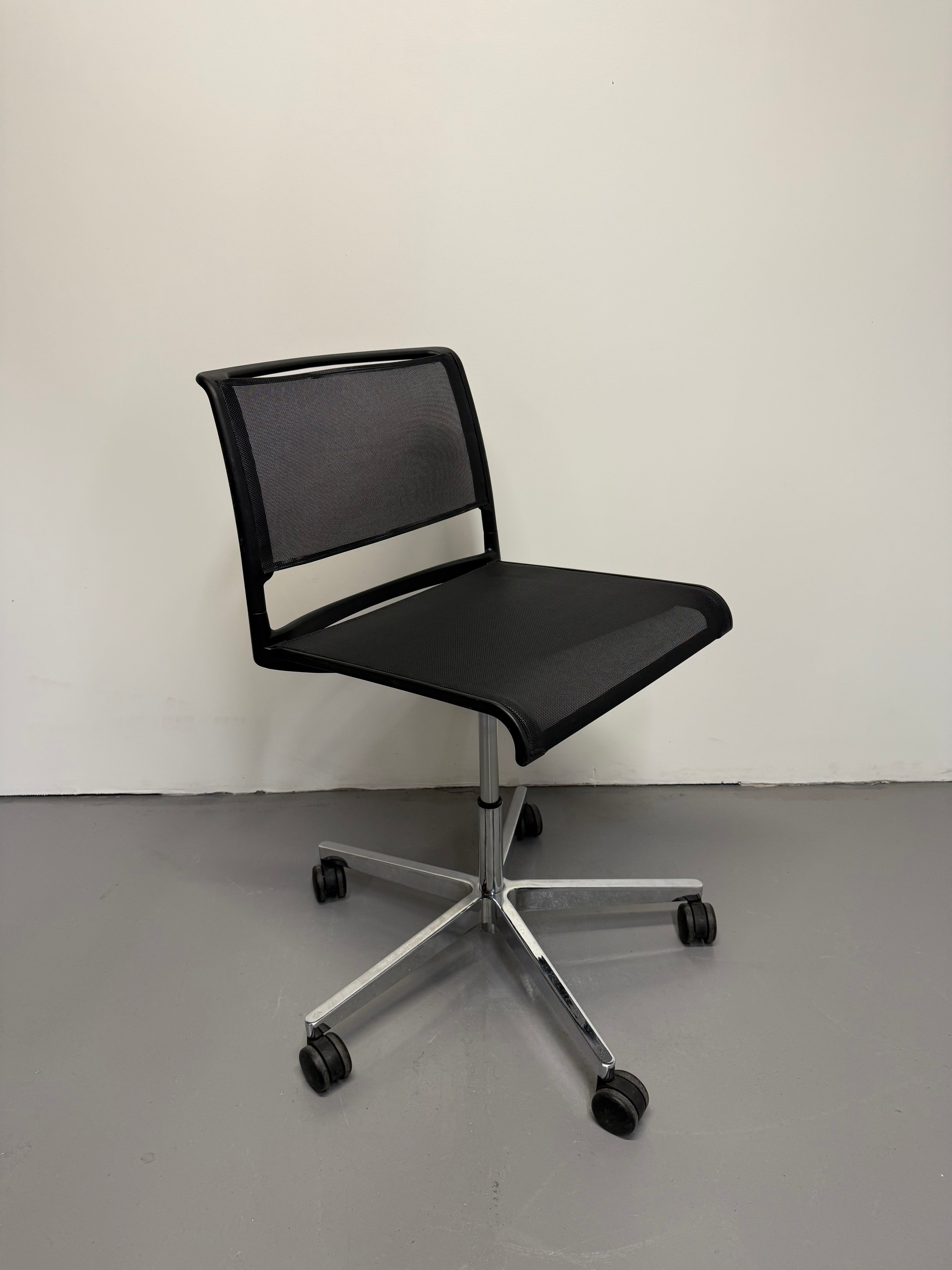 Aline 232/1 swivel Conference Chair by Wilkhahn