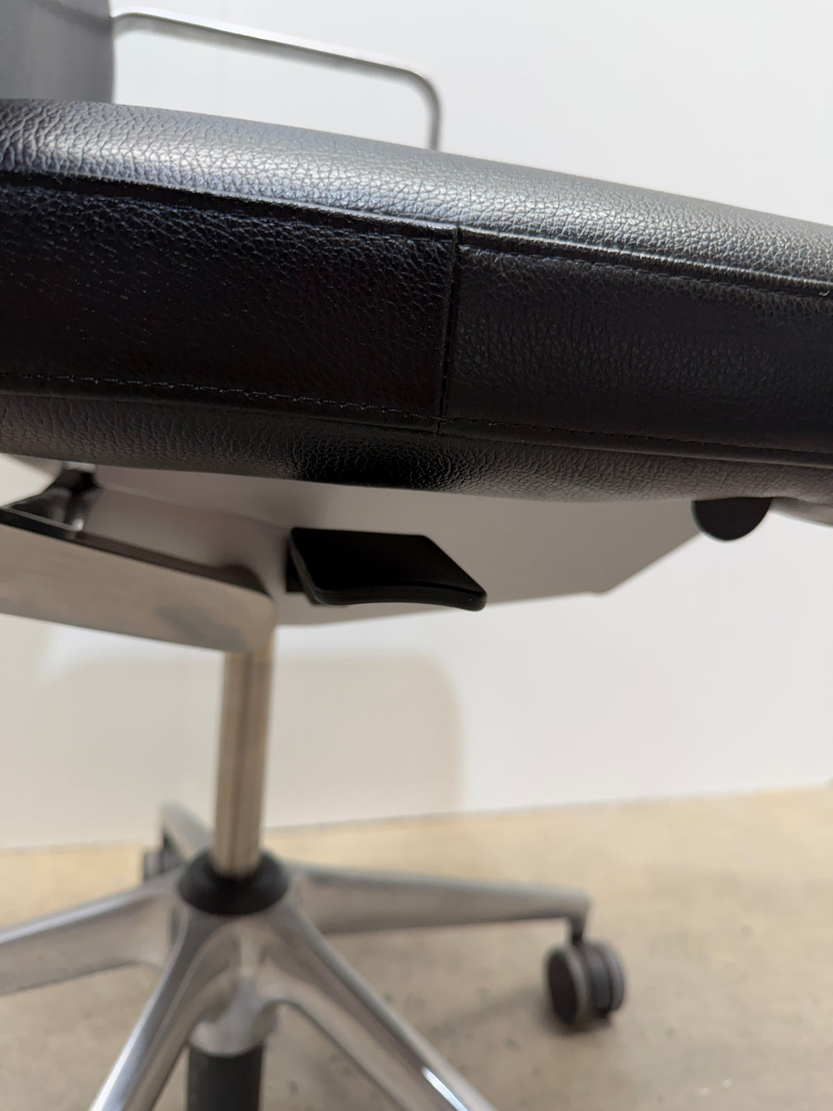 Vitra AC 4 Conference Chair by Antonio Citterio – Black Leather, Polished Aluminium – view 7 – pre-owned
