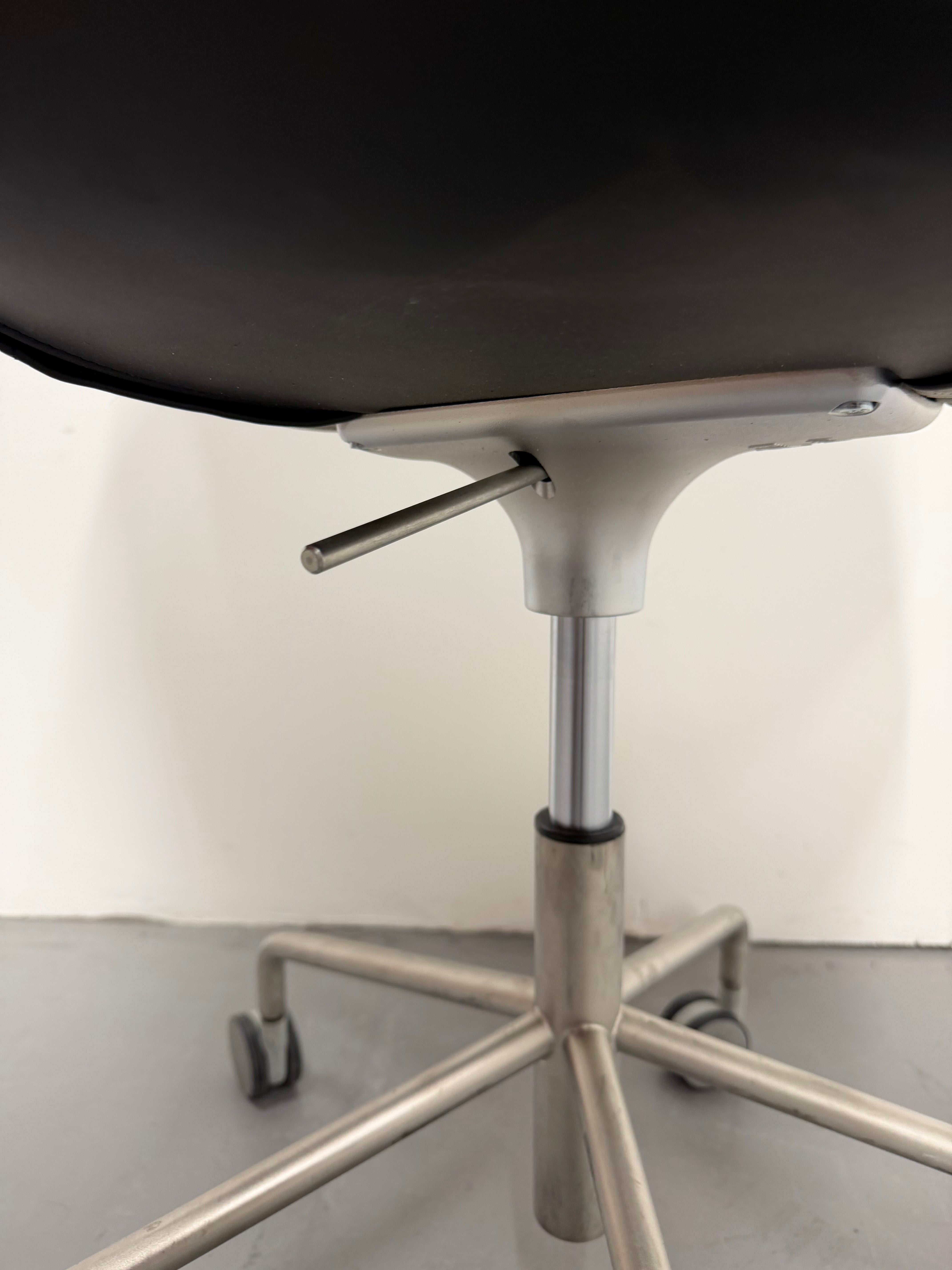 Lapalma Pass Easy Chair – Black Leather, 5-Star Castor Base