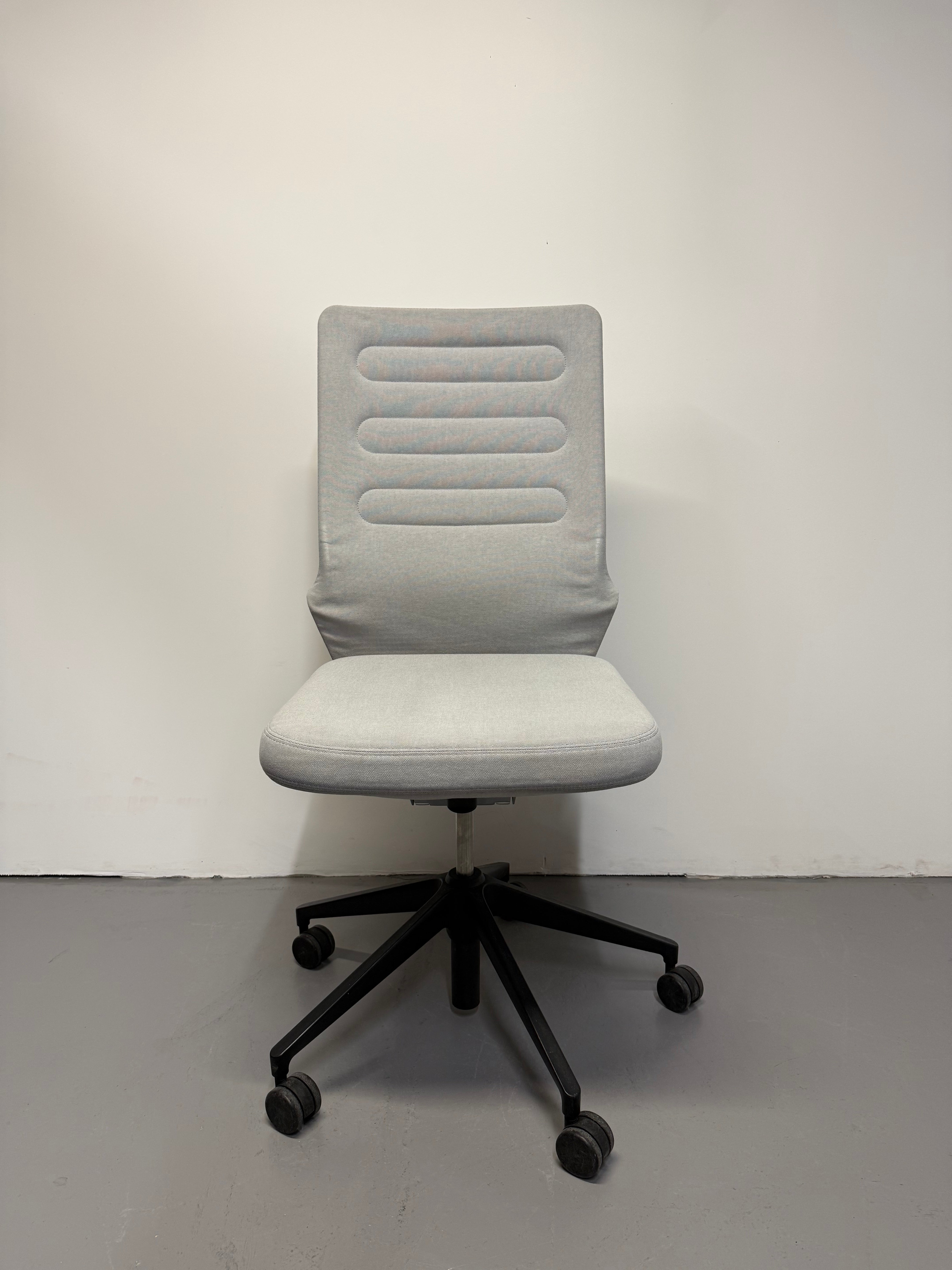 Vitra AC 4 Office Chair by Antonio Citterio – Light Grey