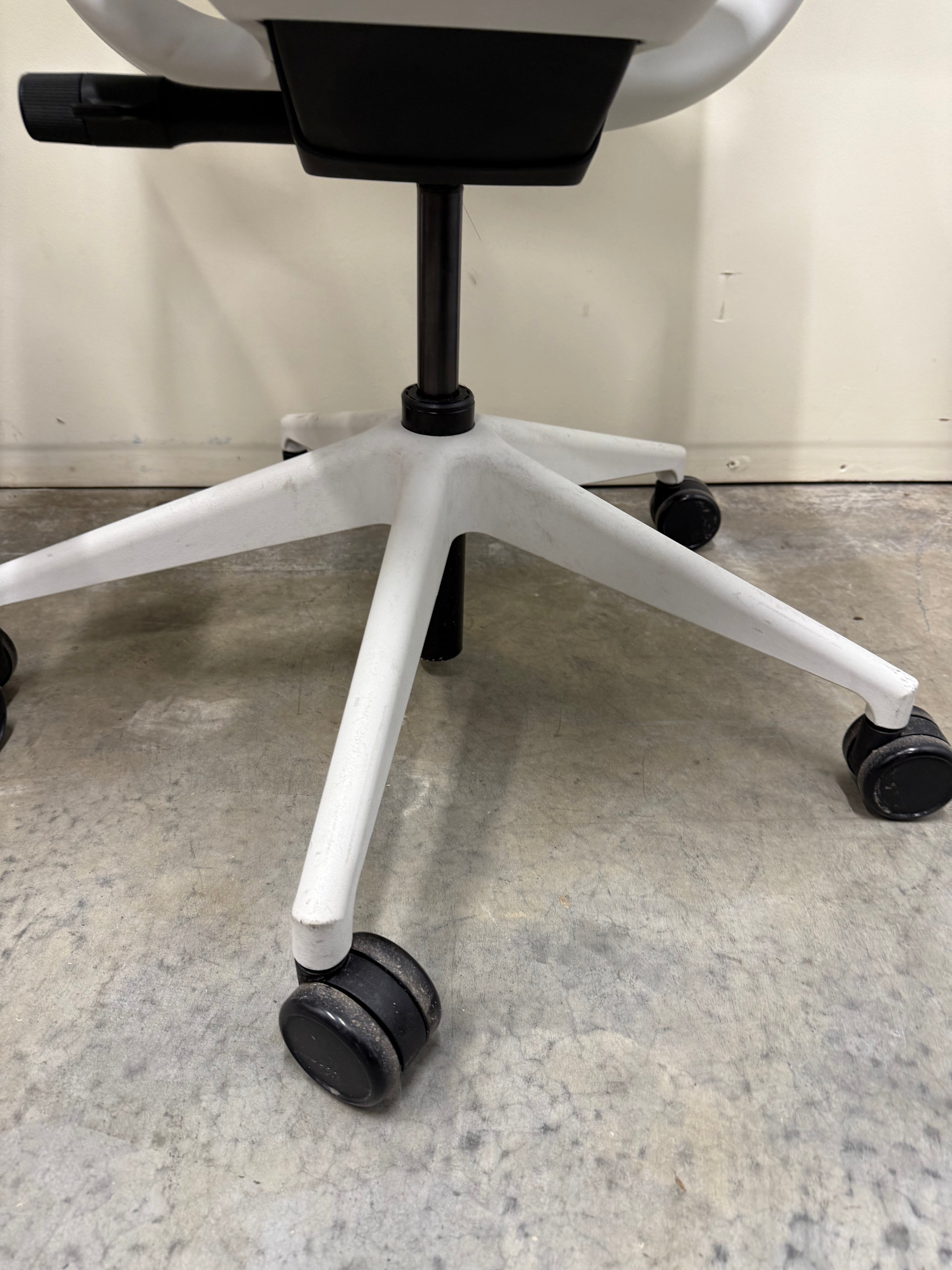 Steelcase Series 1 Work Office Chair V1 – Green Mesh / Grey Fabric