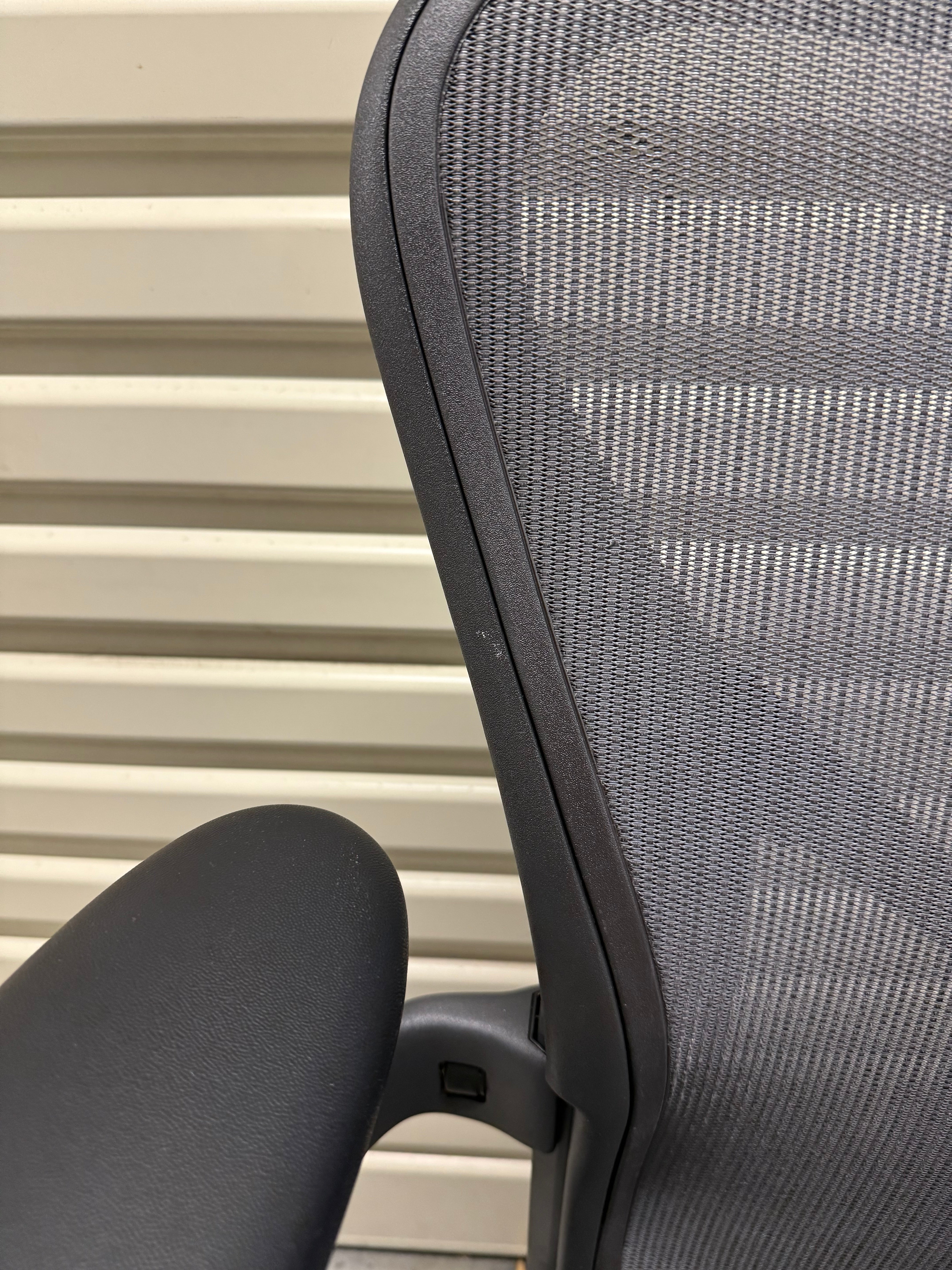 Herman Miller Aeron Remastered with Armrest - Graphite (Size B)