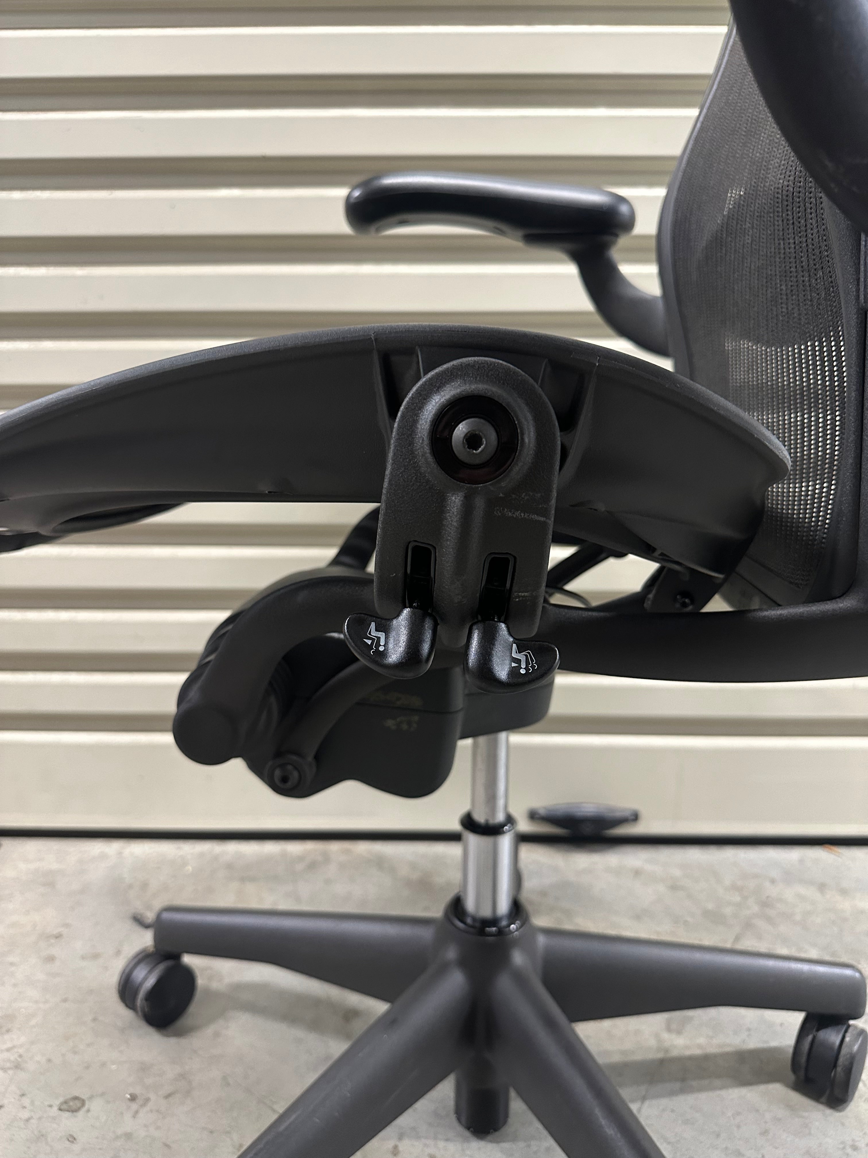 Herman miller Aeron with armrest (Size C)