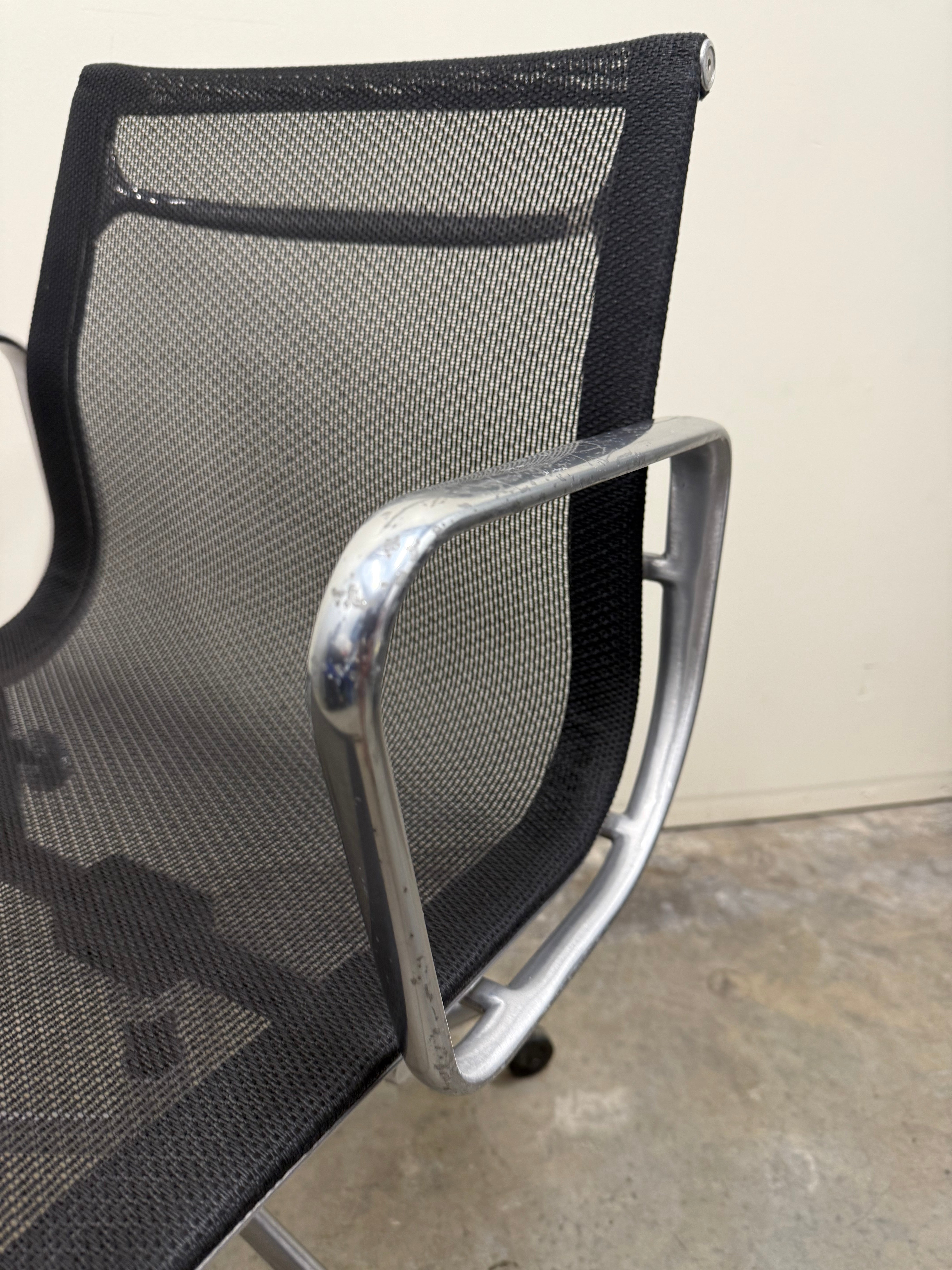 Eames Mesh Chair EA334 – Aluminium Group by Herman Miller