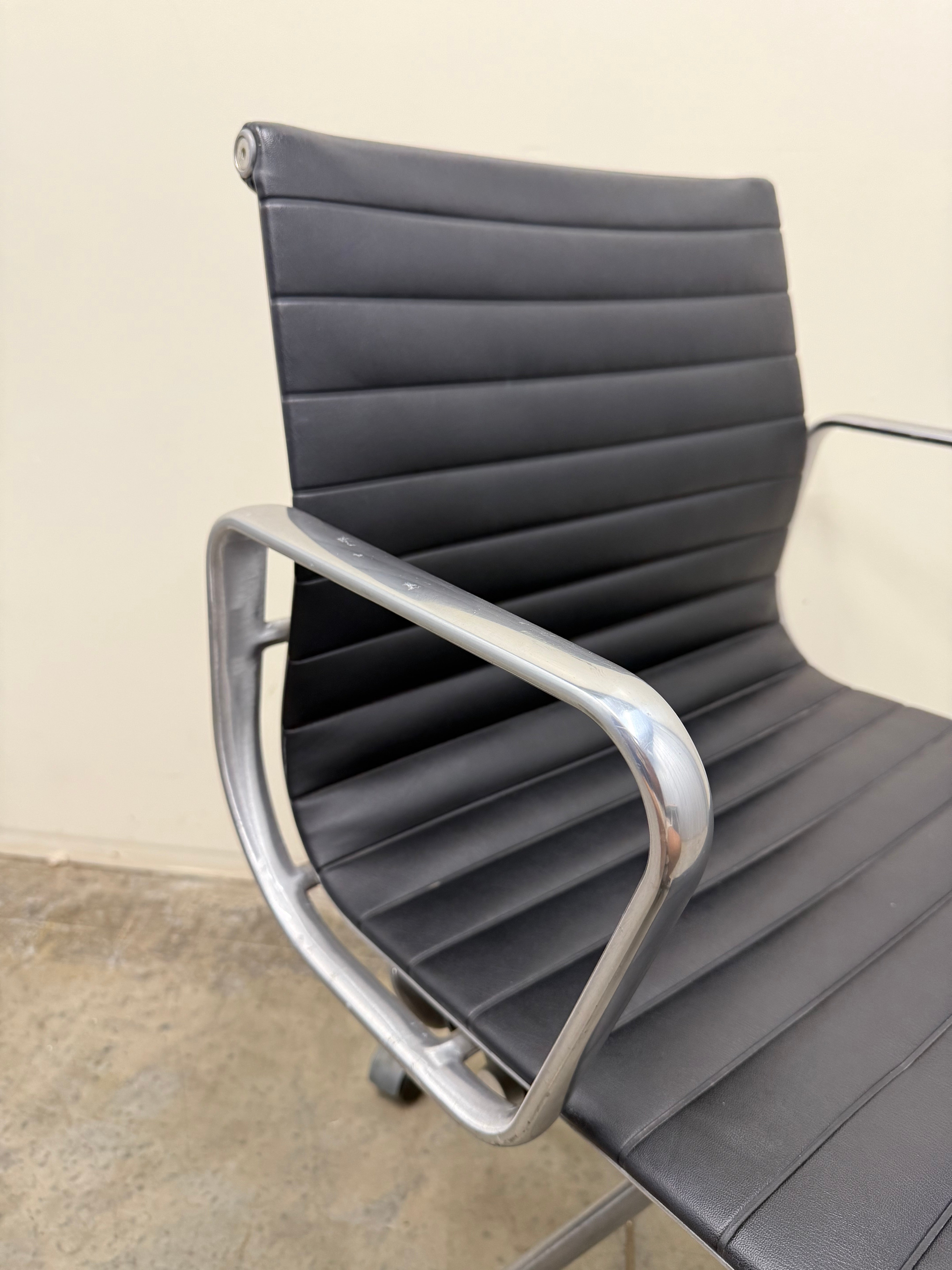 Eames Aluminium Group Management Armchair – Black Leather / Aluminium Base