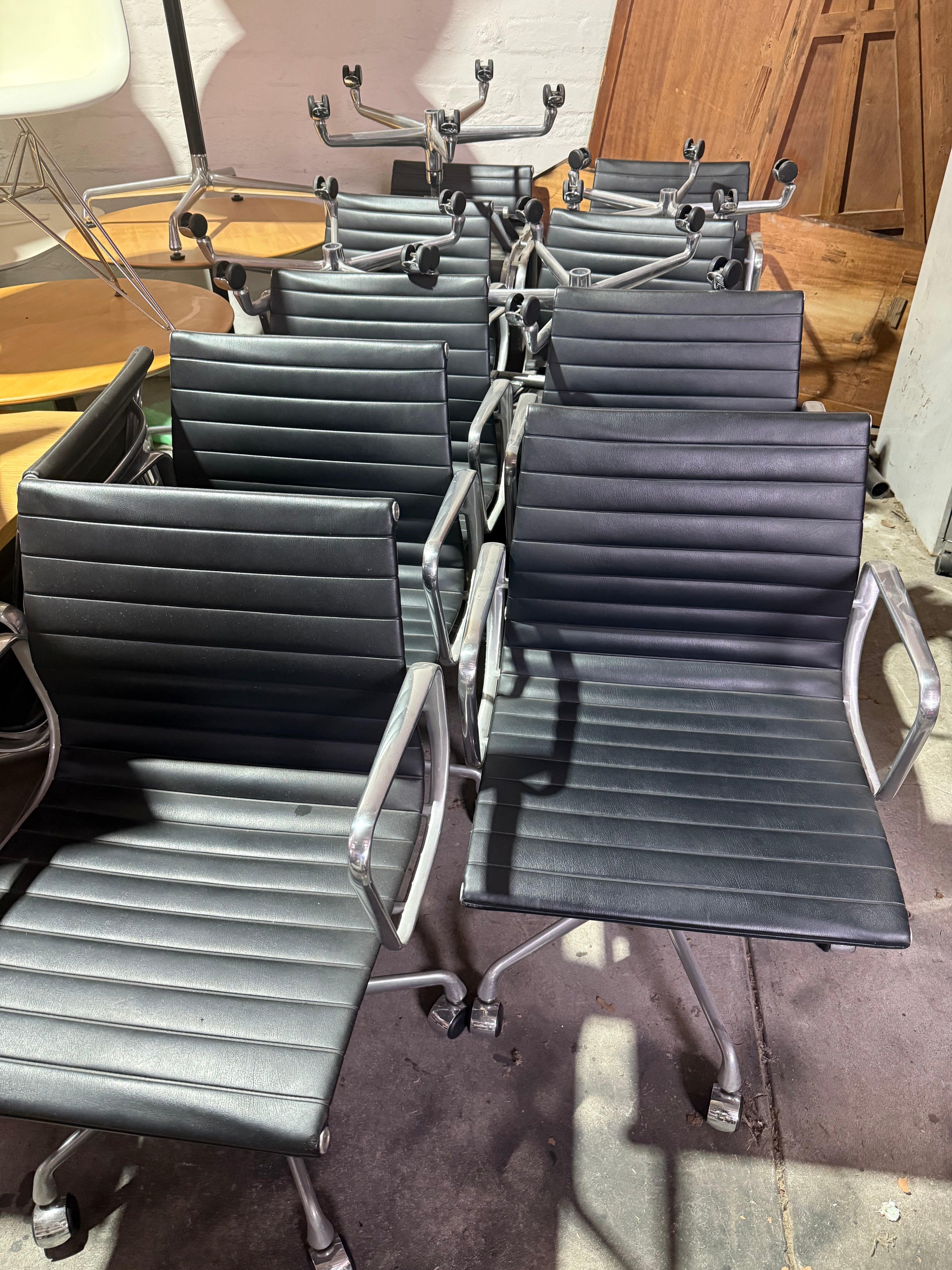 Eames EA 335 Leather Chair – Aluminium Group Management Armchair on Wheels by Herman Miller