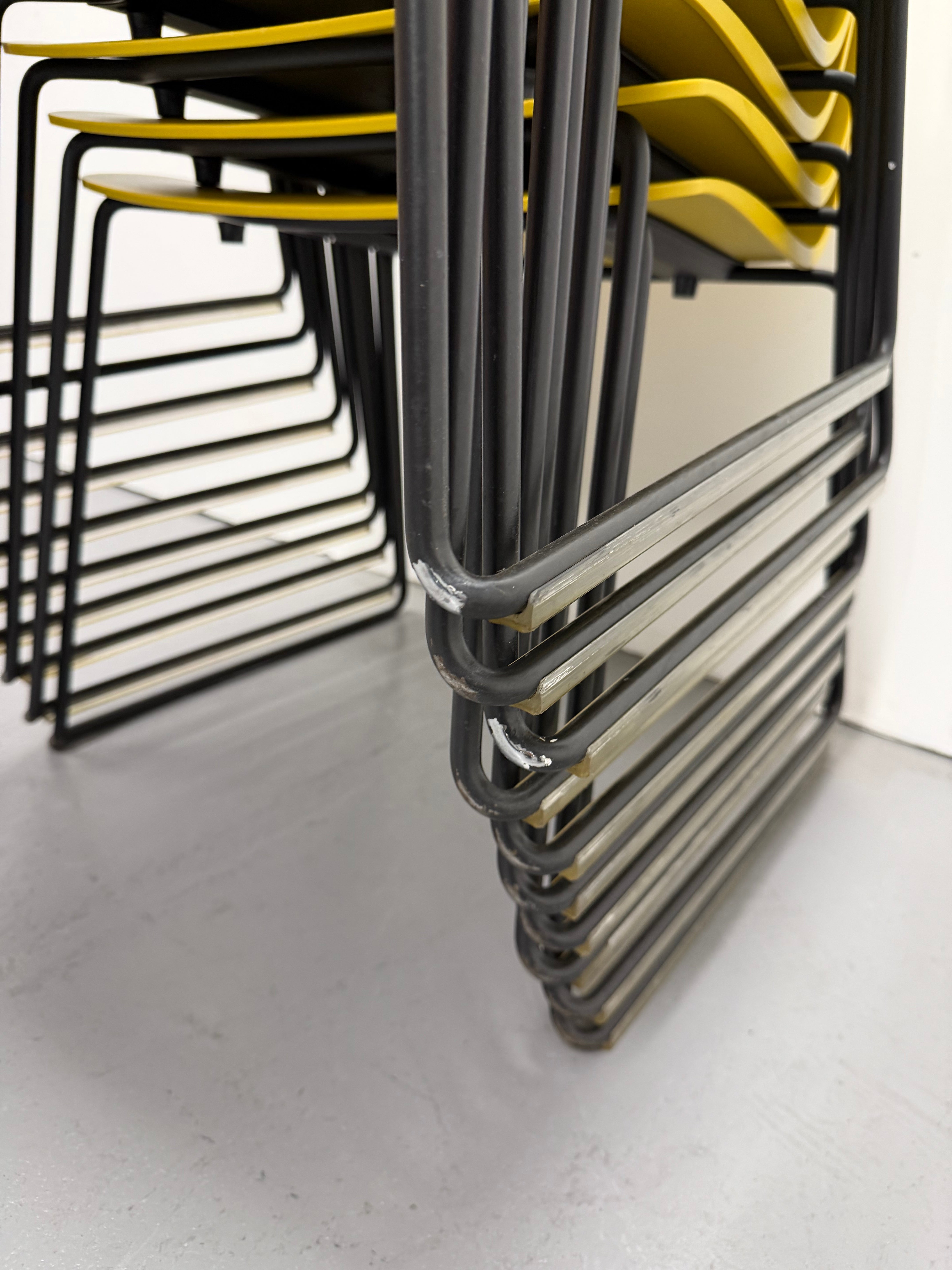 Aava 02 Sled Chair – Arper Yellow