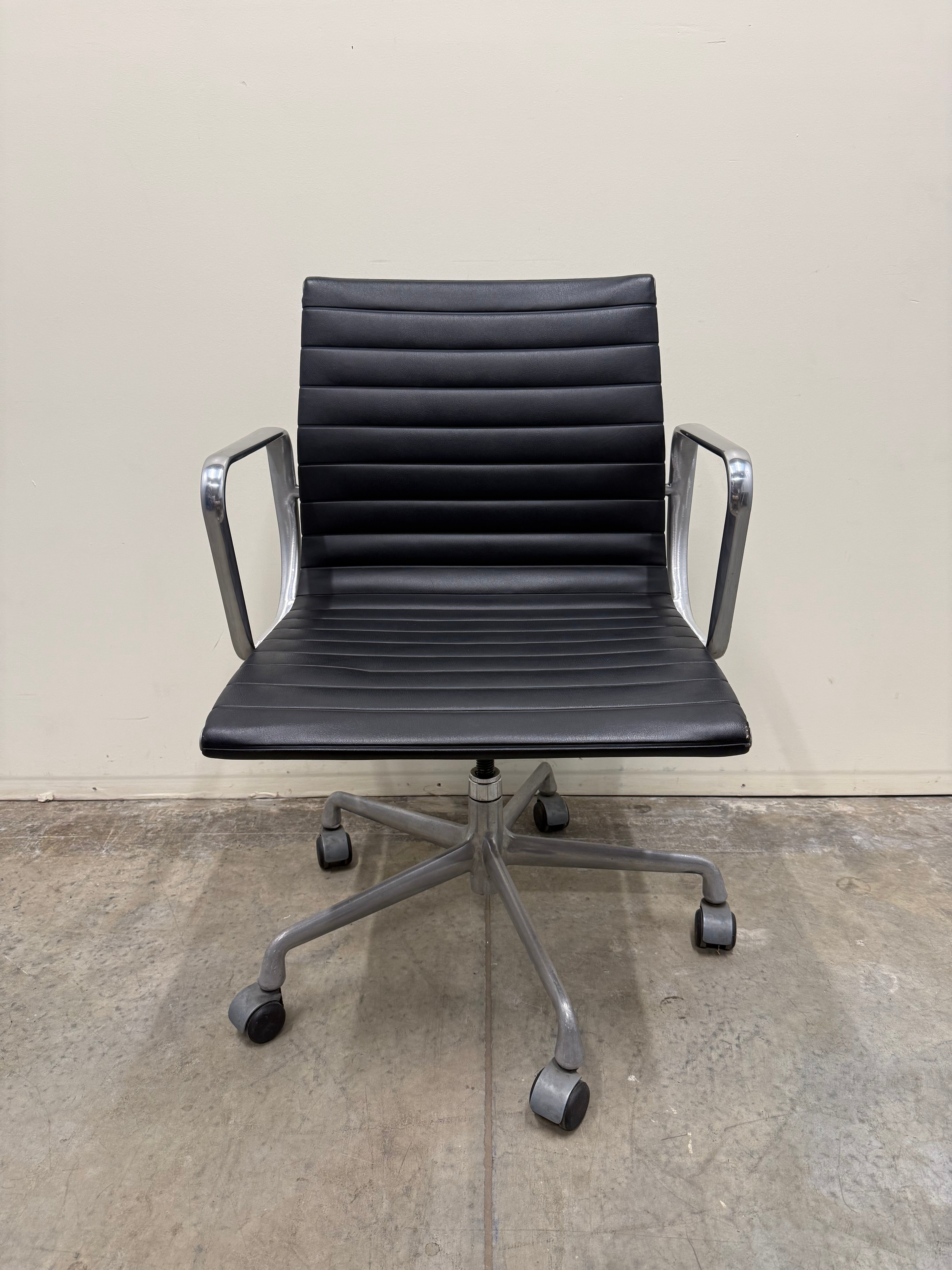 Eames Aluminium Group Management Armchair – Black Leather / Aluminium Base
