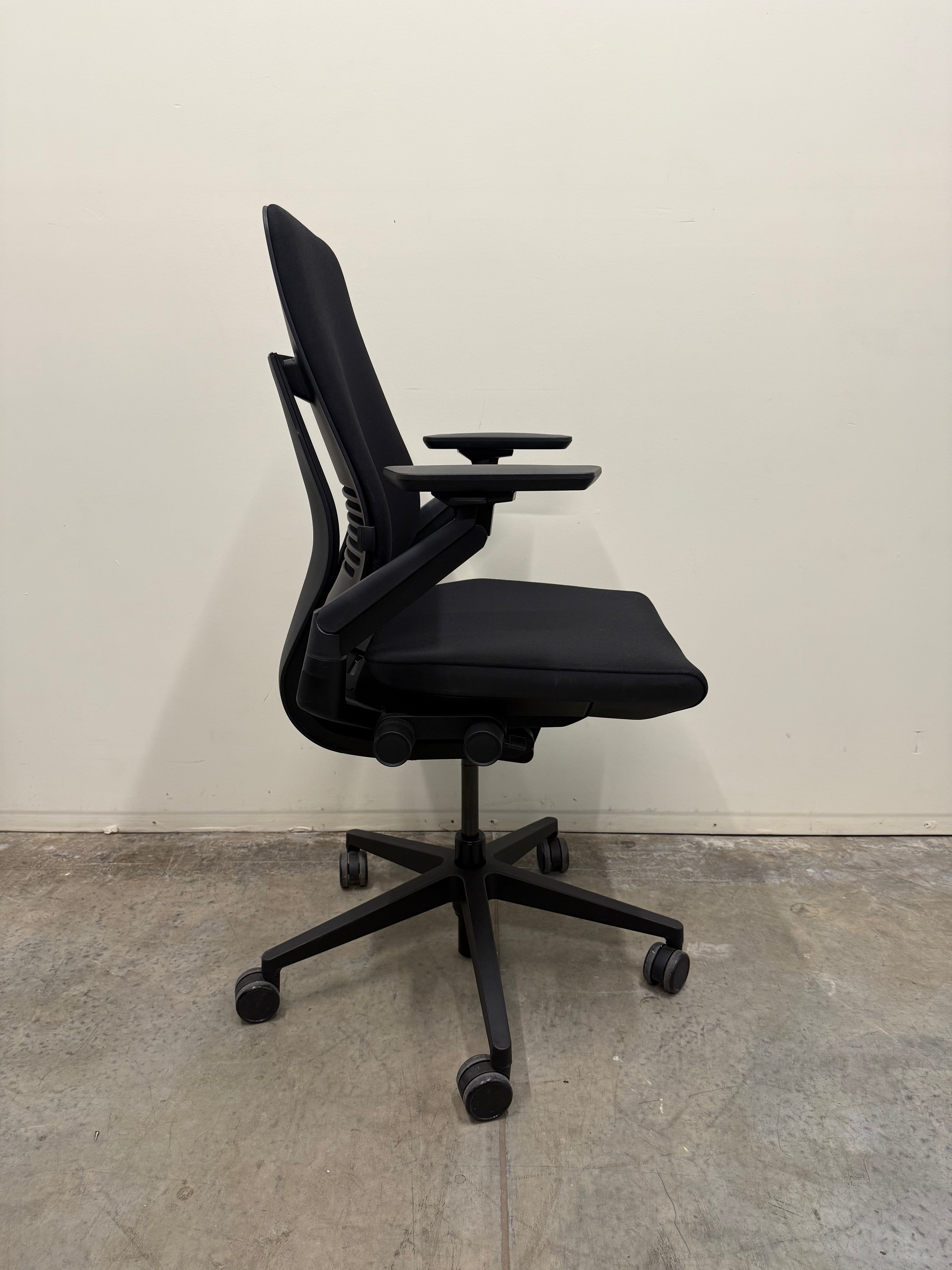 Steelcase Gesture Chair with Arms – Ergonomic Office Seating