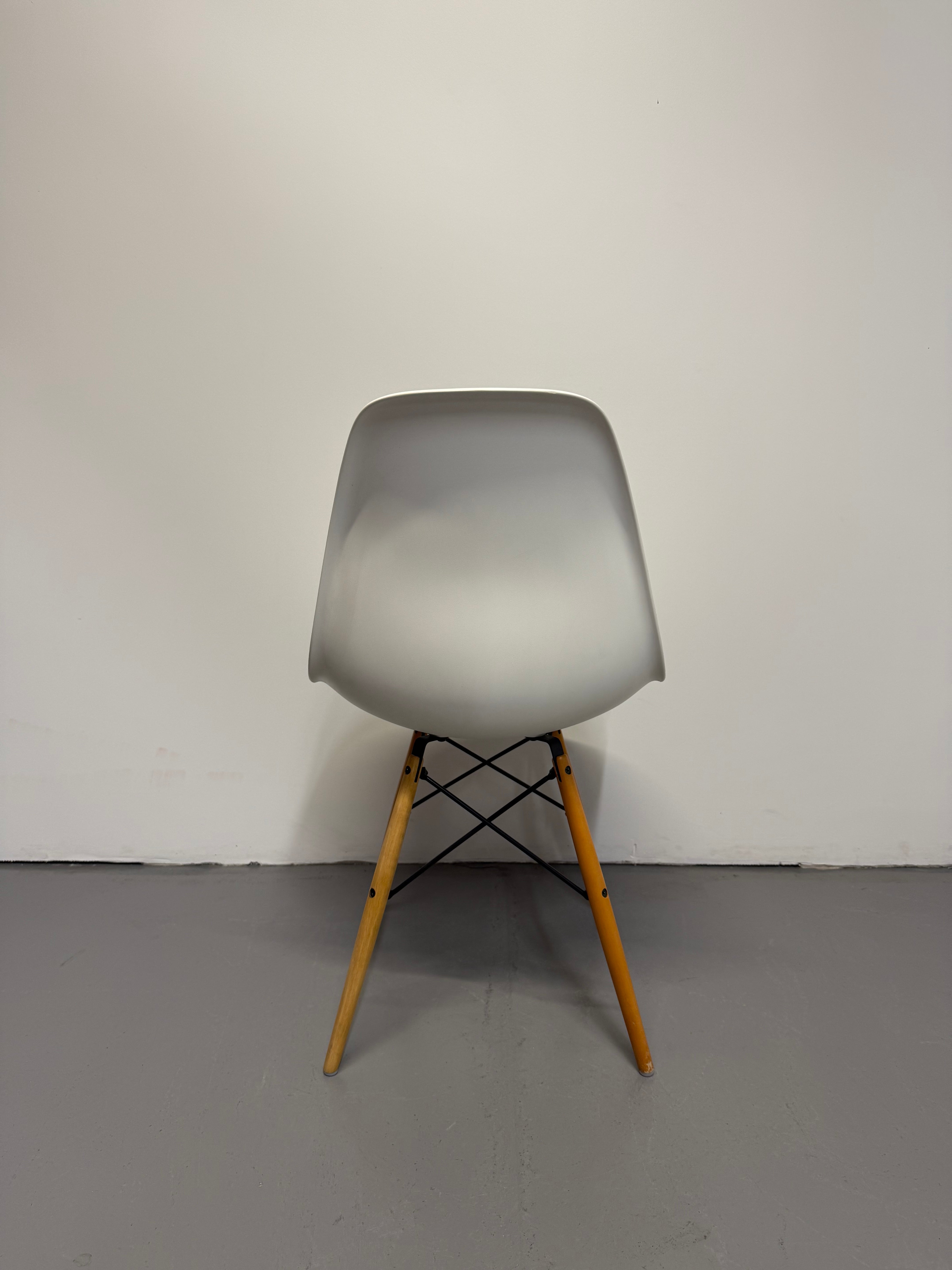 Eames Molded Plastic Side Chair by Herman Miller – White / Wood Dowel Base
