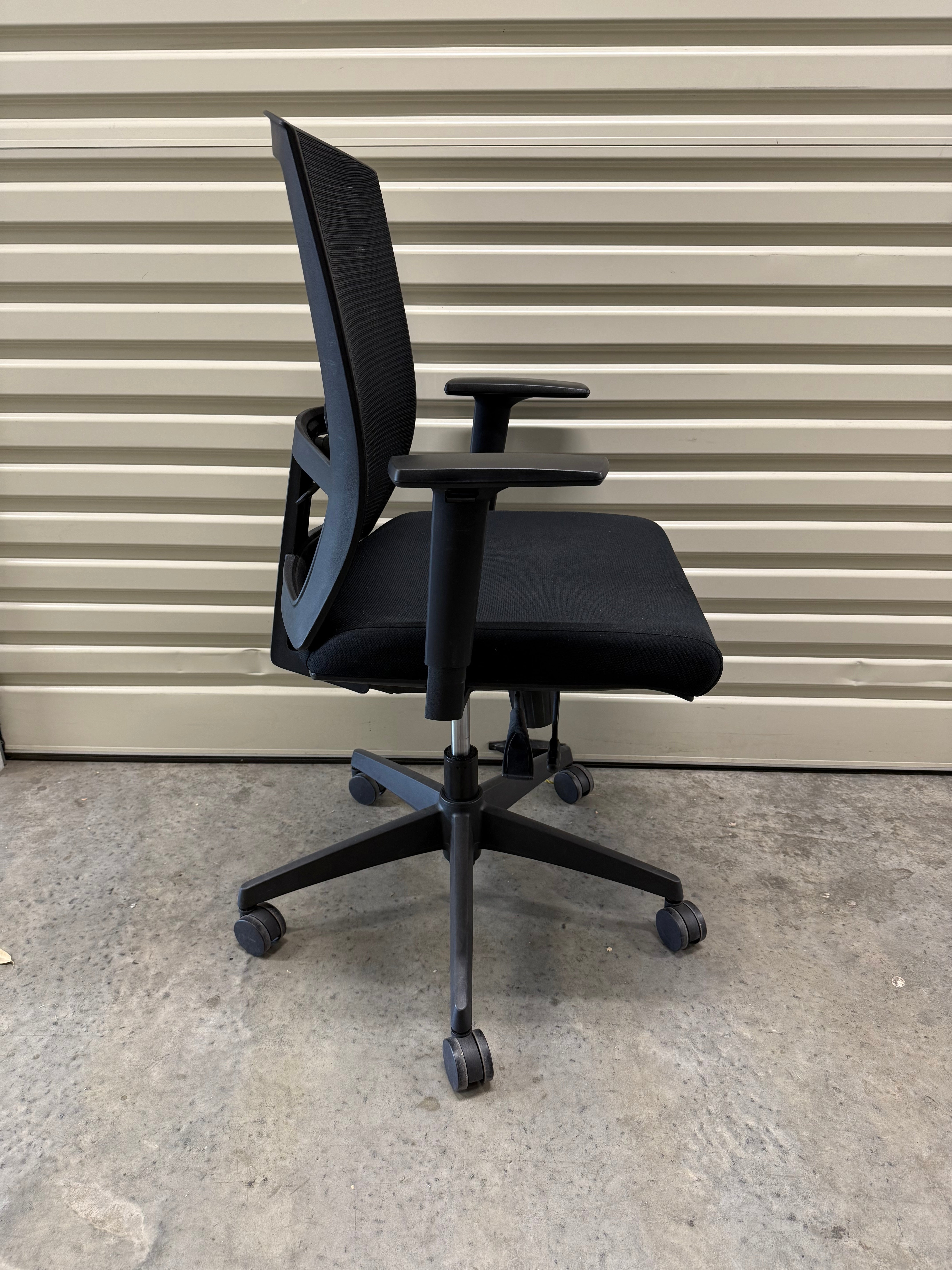 Day Task Chair – Mesh Office Chair with Adjustable Arms