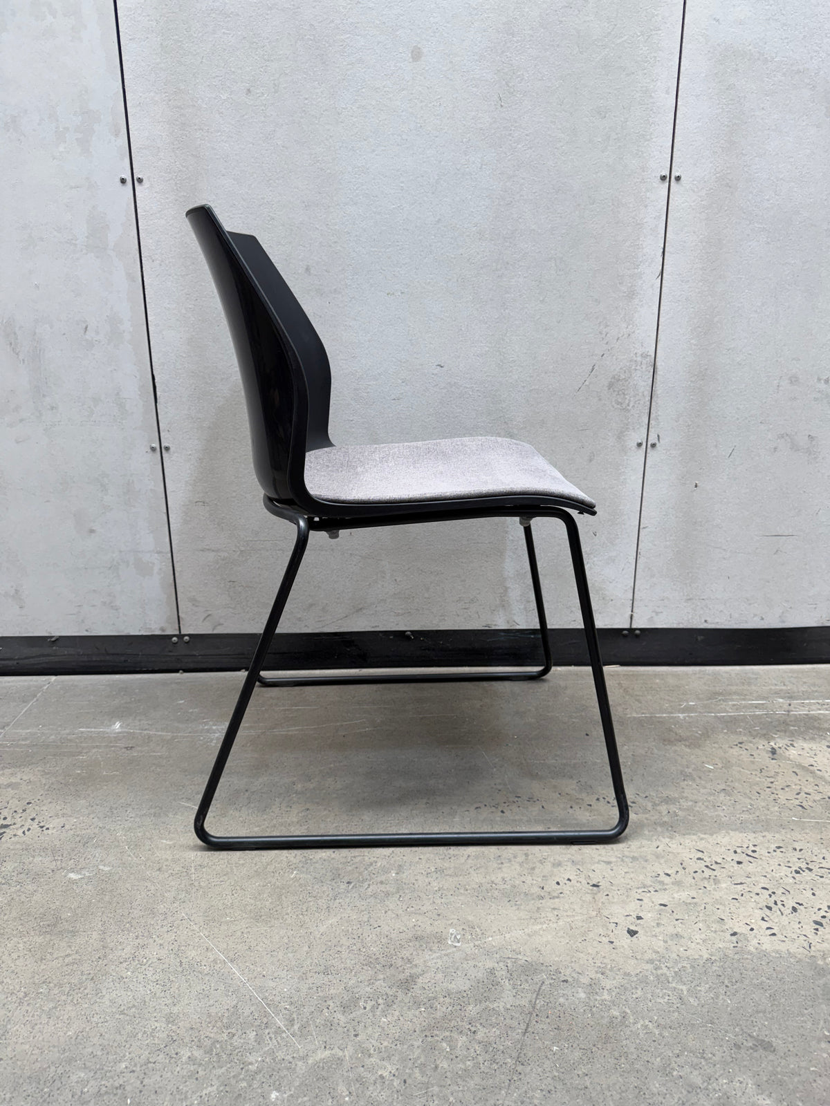 Kastel Kalea Chair – Black Shell, Grey Padded Seat, Sled Base