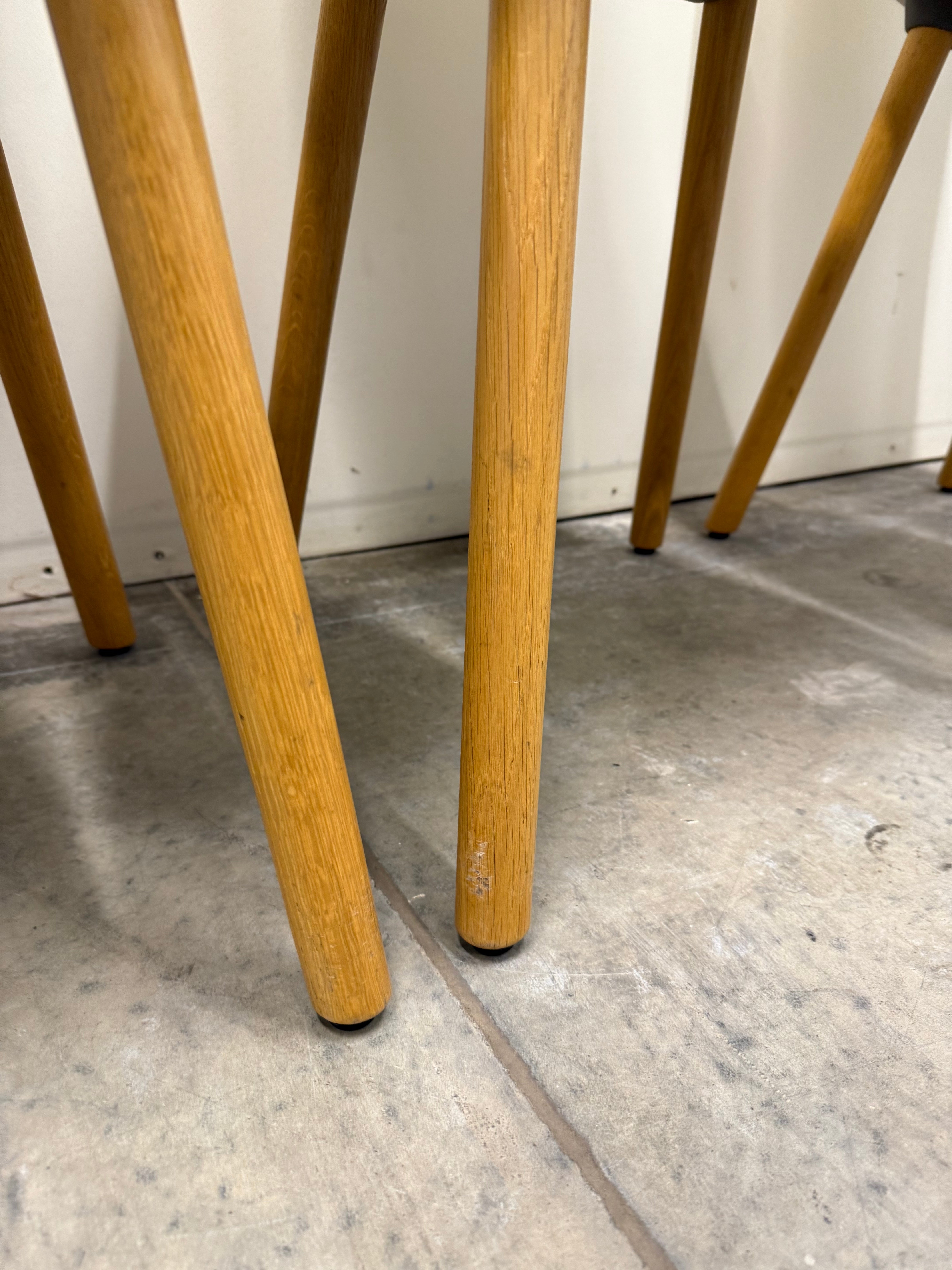 Vitra HAL Wood Chair – Very Light Grey Seat with Oak Legs by Jasper Morrison