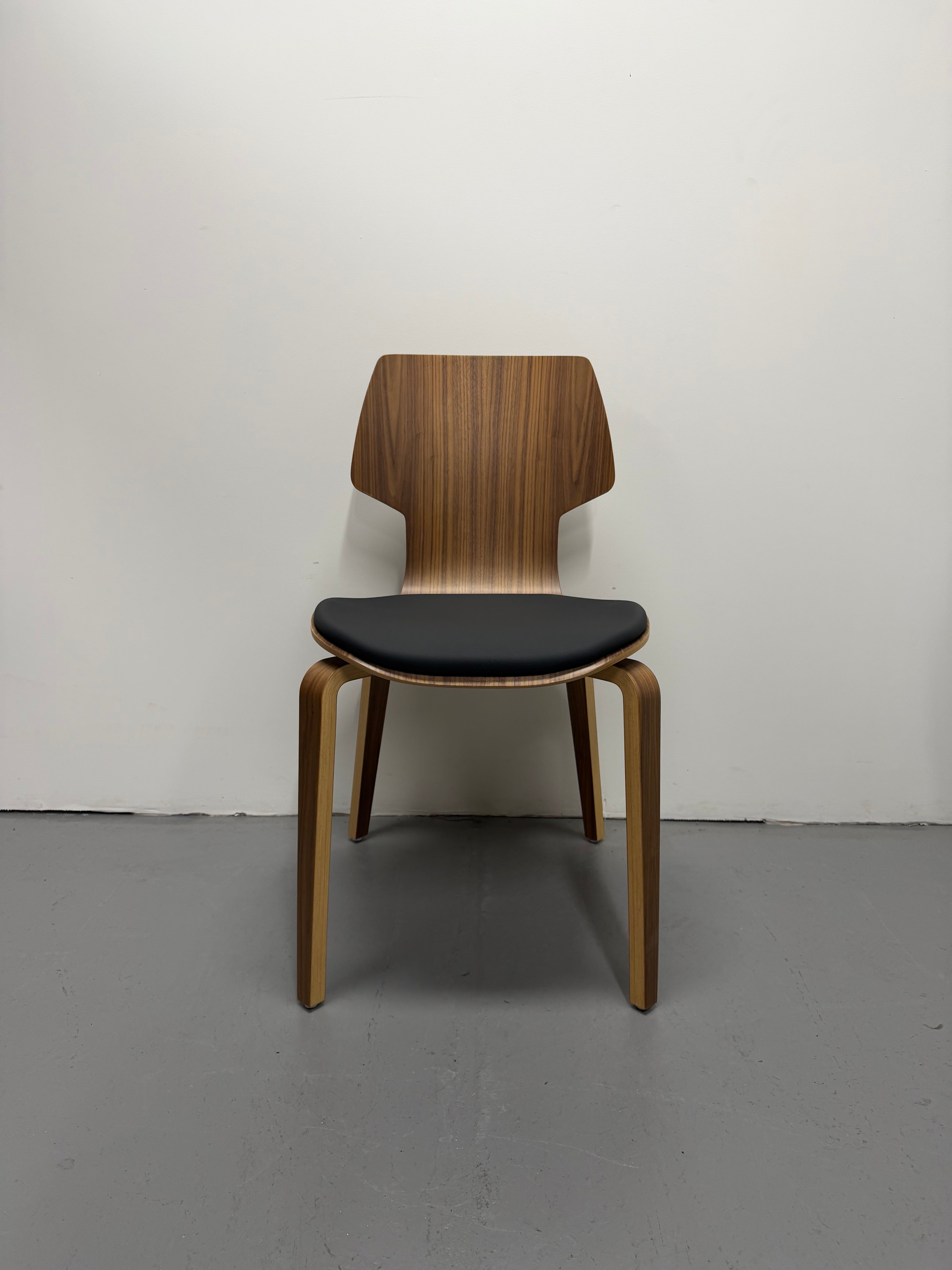 Mobles 114 Gràcia Dinning Chair – Walnut Plywood with Black Upholstered Seat | Ex-Showroom