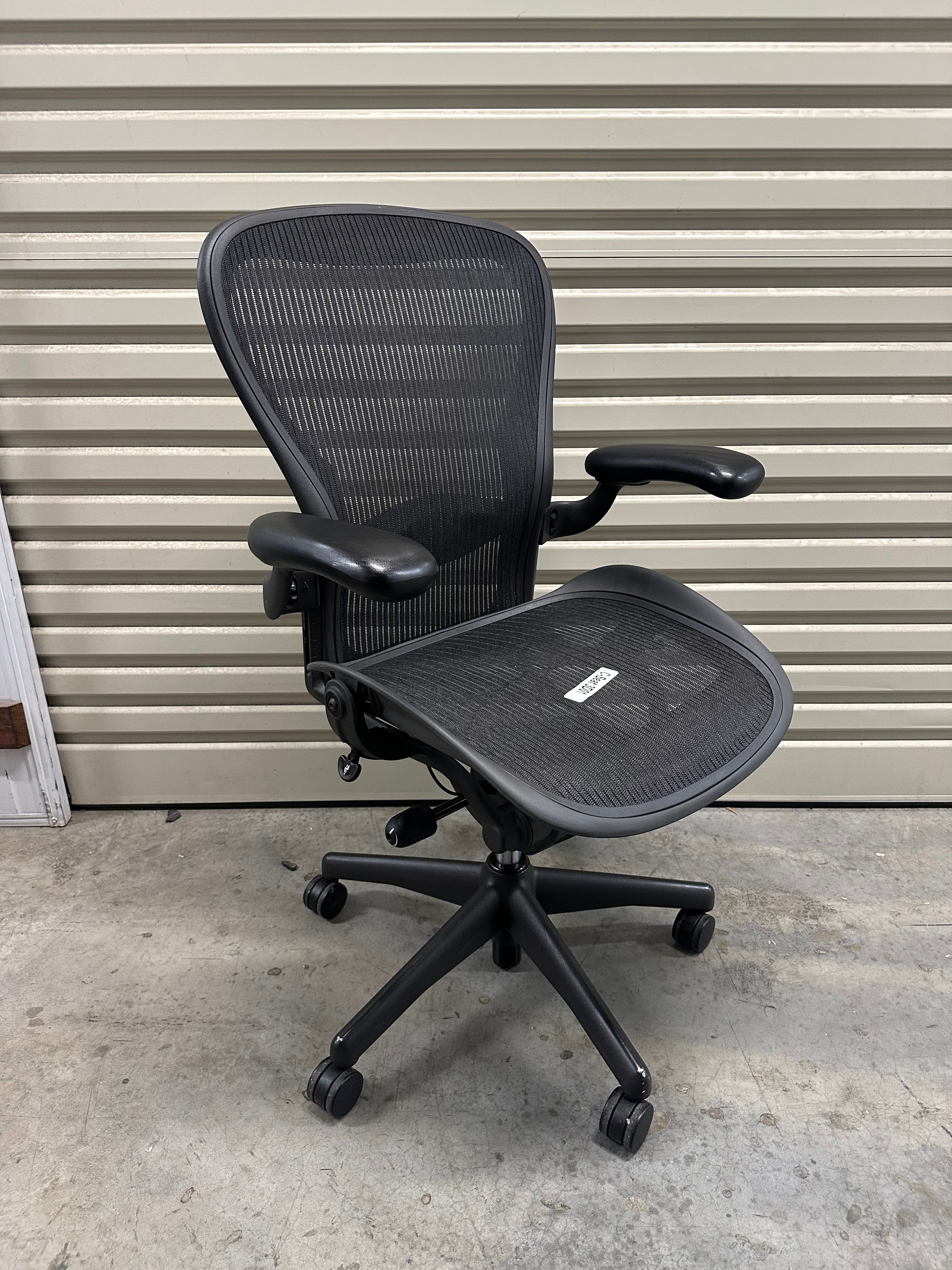Herman miller Aeron with armrest (Size C)