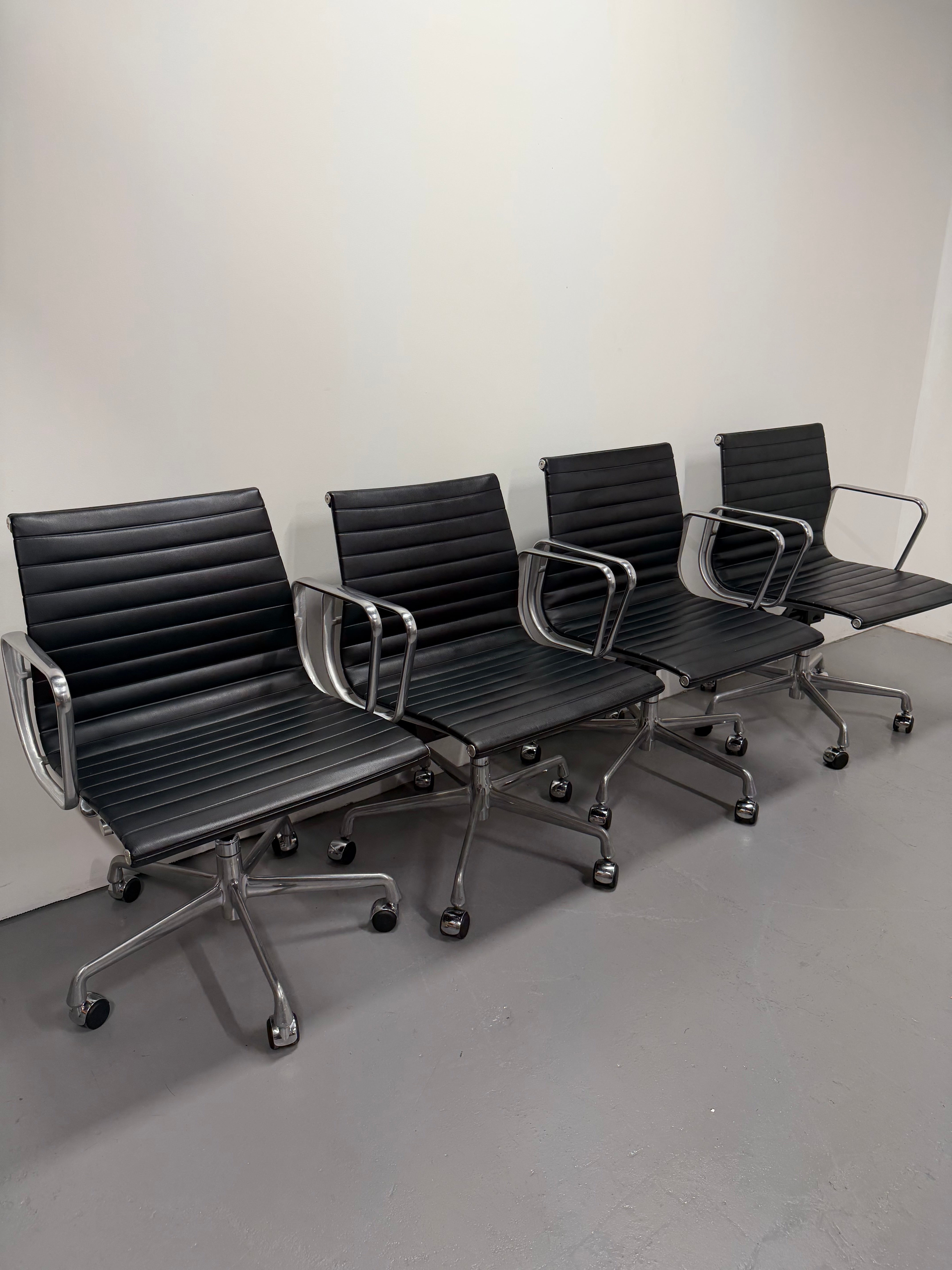 Eames EA 335 Leather Chair – Aluminium Group Management Armchair on Wheels by Herman Miller