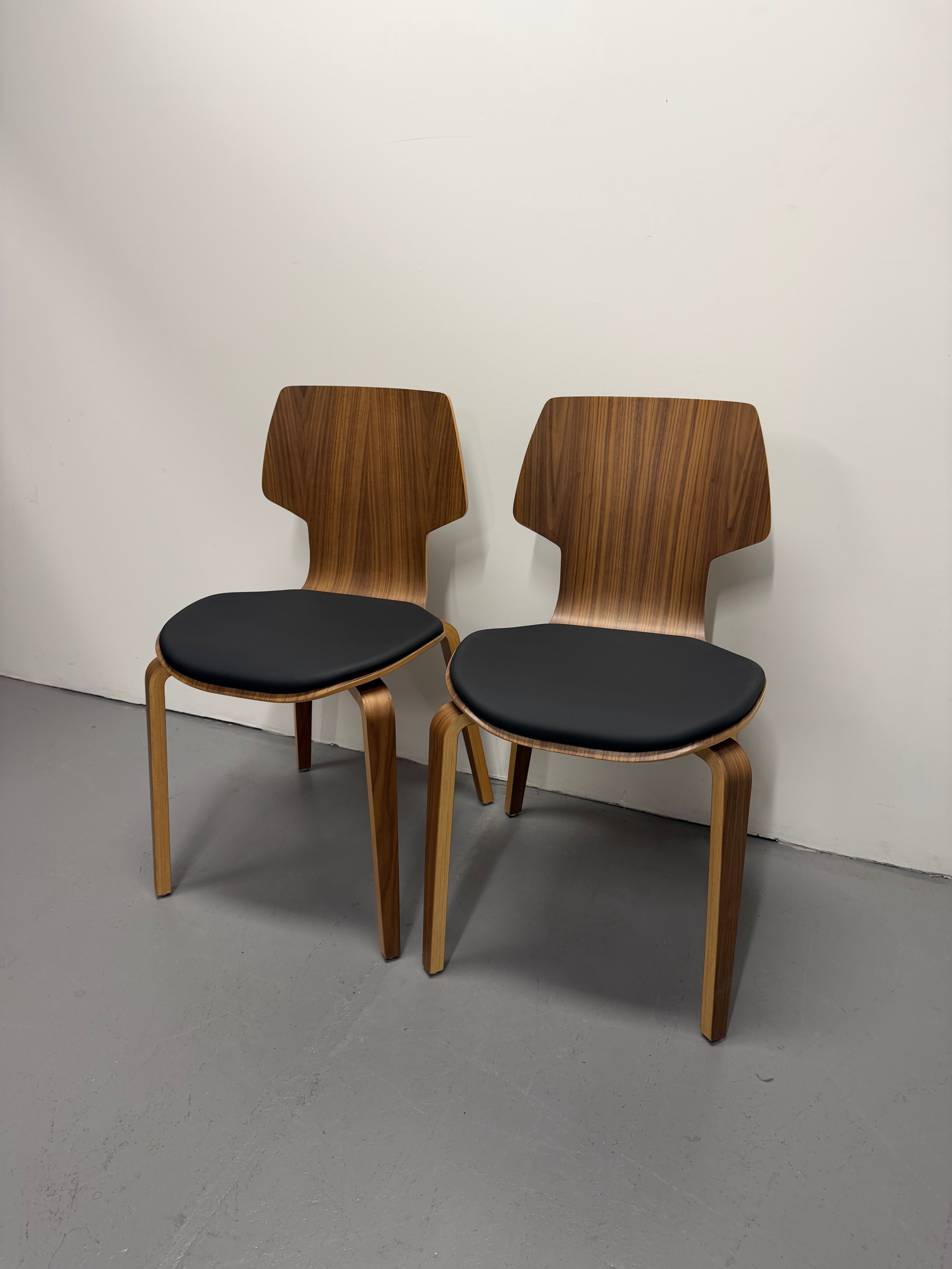 Mobles 114 Gràcia Dinning Chair – Walnut Plywood with Black Upholstered Seat | Ex-Showroom