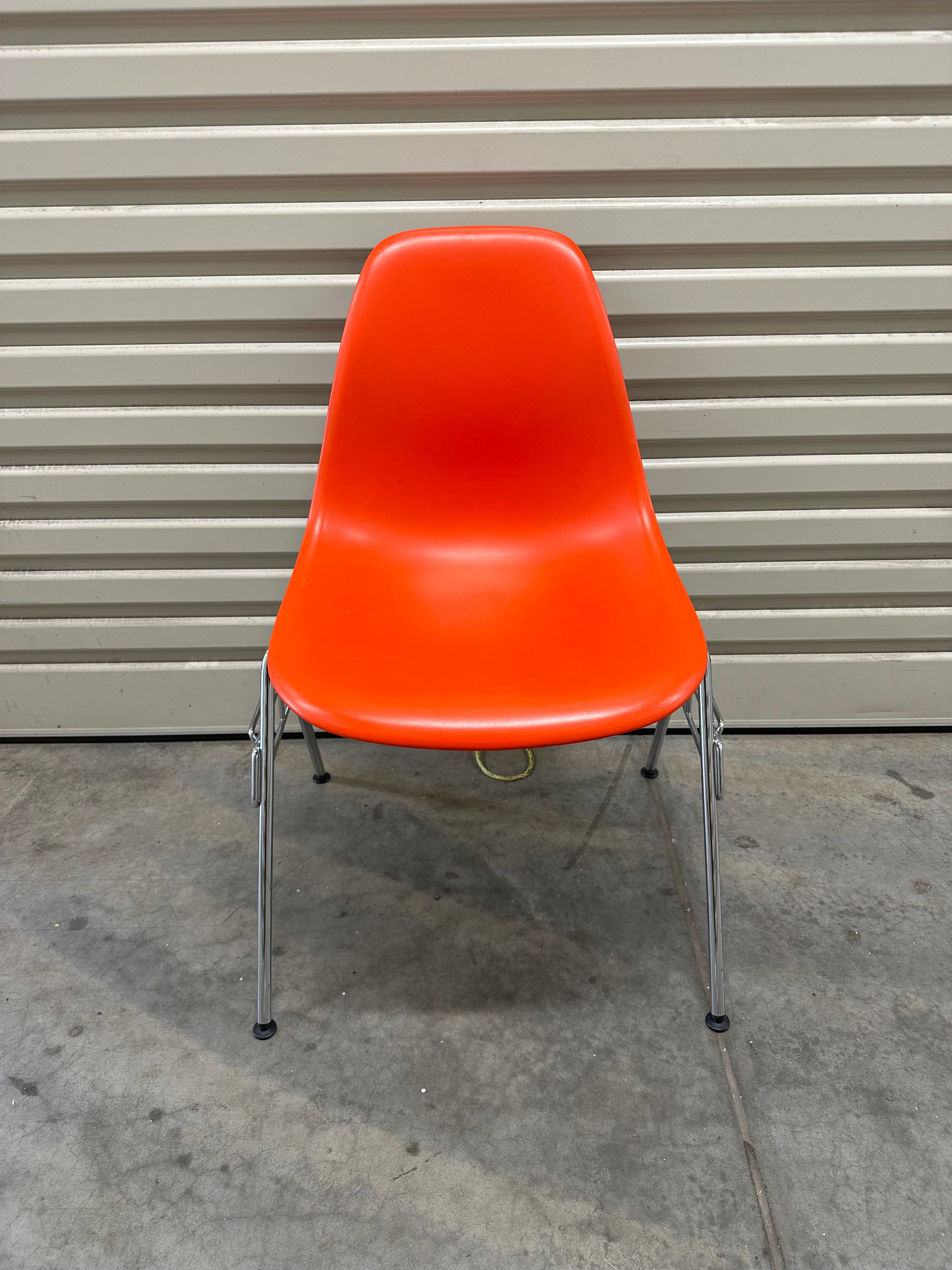 Original Eames Plastic Side Chair DSS RE – Chromed Base – Orange/Red