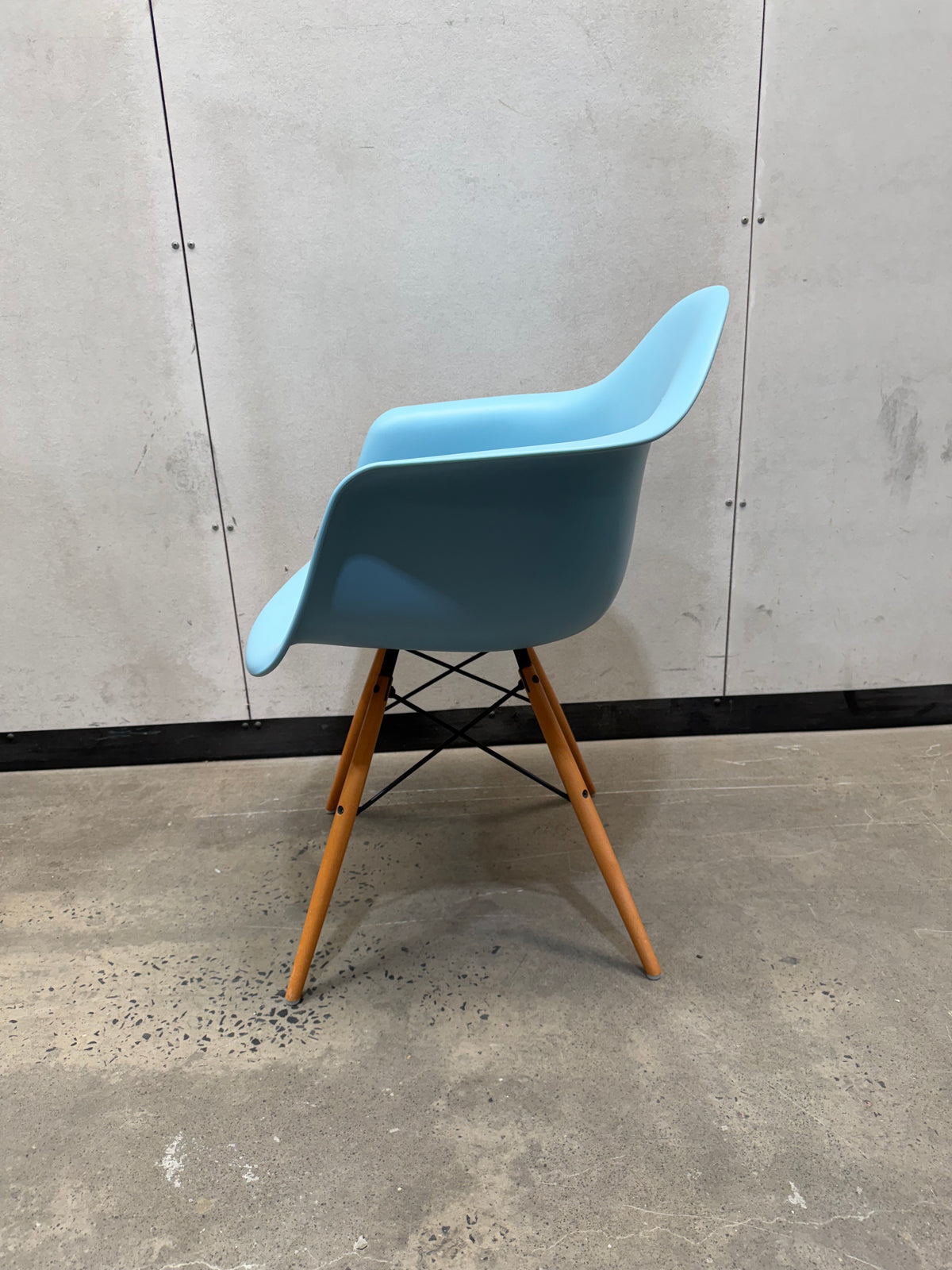 Vitra Eames Moulded Plastic Armchair DAW – Light Blue / Dowel Base