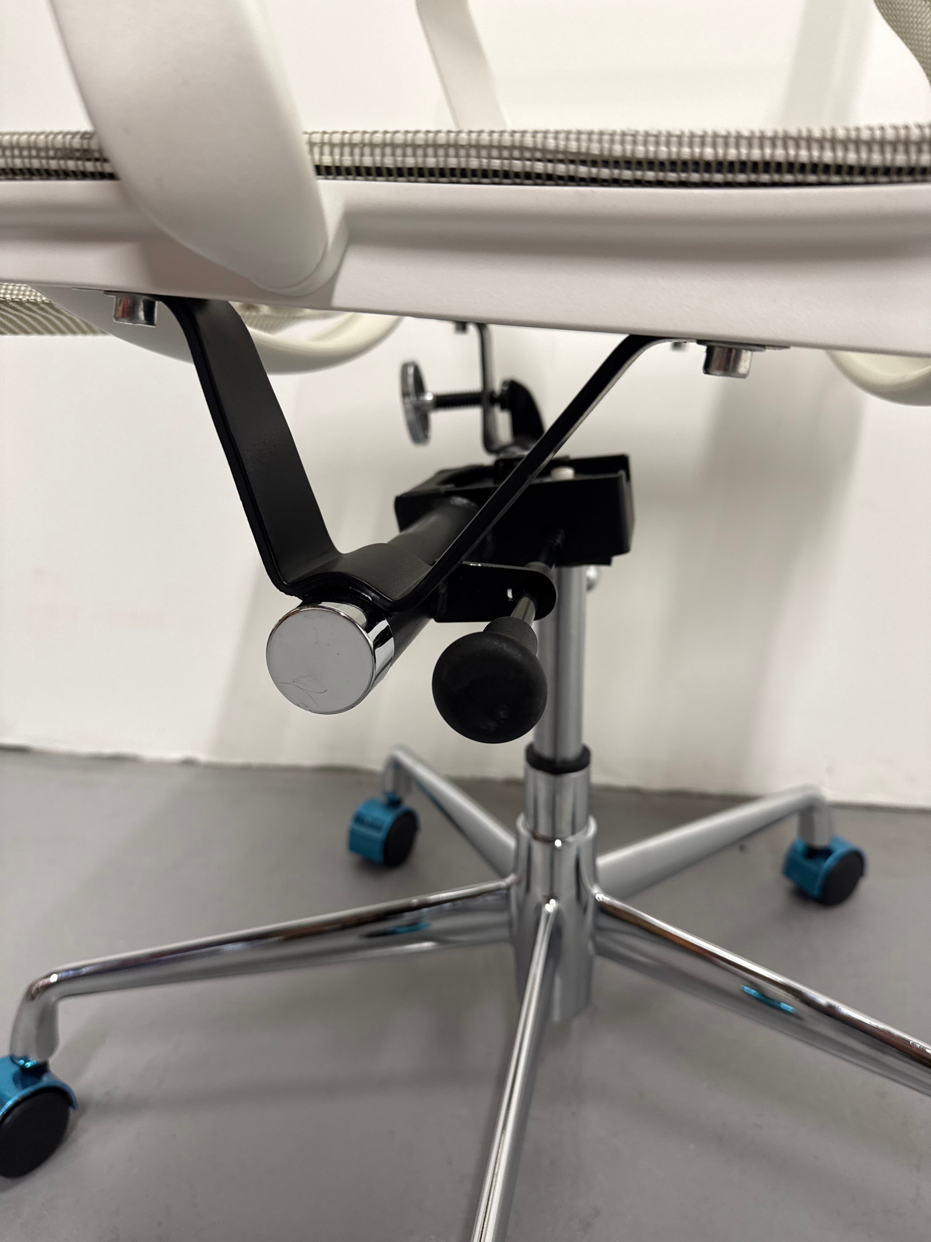 Modern Mesh Boardroom Chair – White Frame & Chrome Base (Brand New)