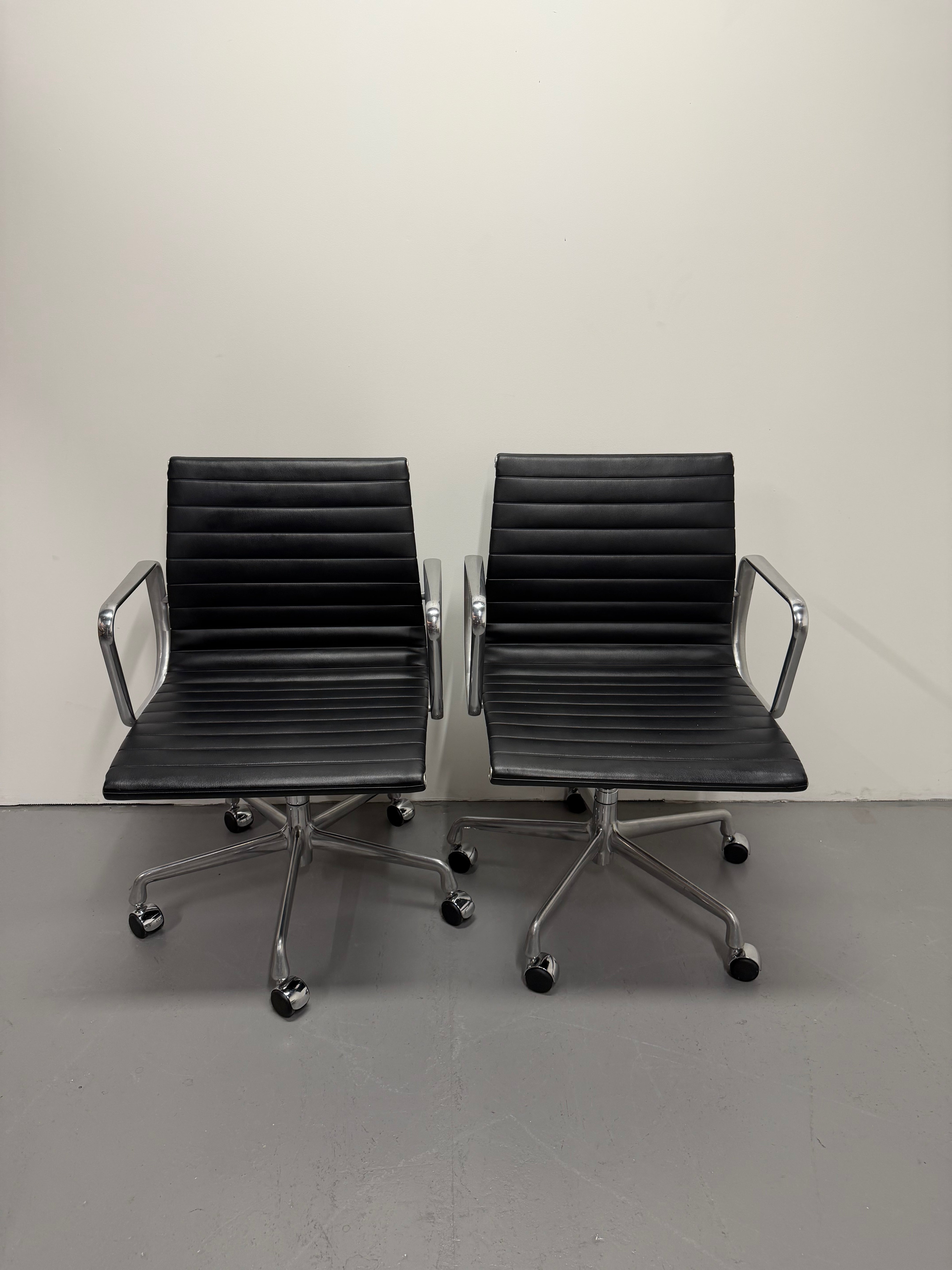 Eames EA 335 Leather Chair – Aluminium Group Management Armchair on Wheels by Herman Miller