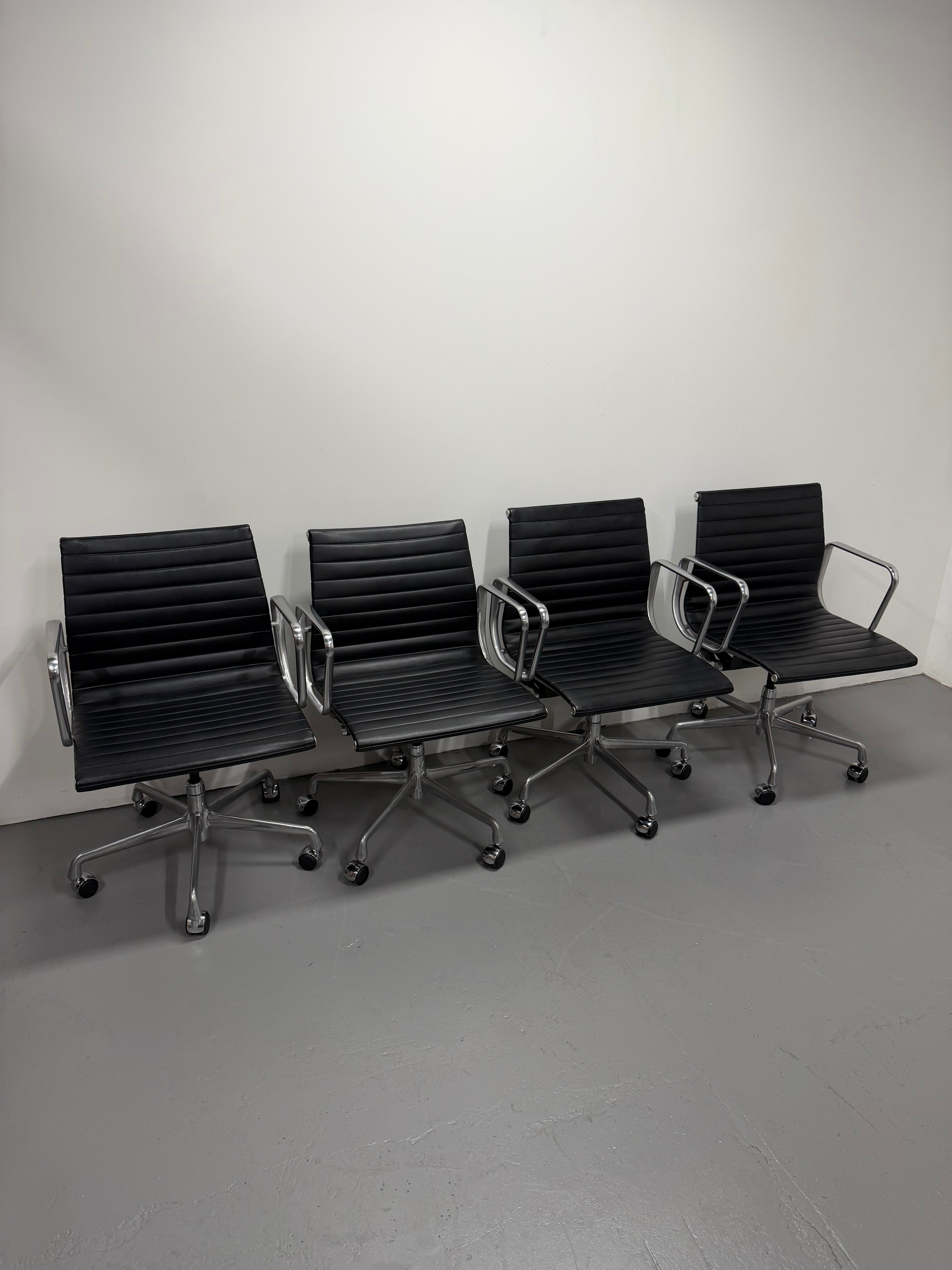 Eames EA 335 Leather Chair – Aluminium Group Management Armchair on Wheels by Herman Miller