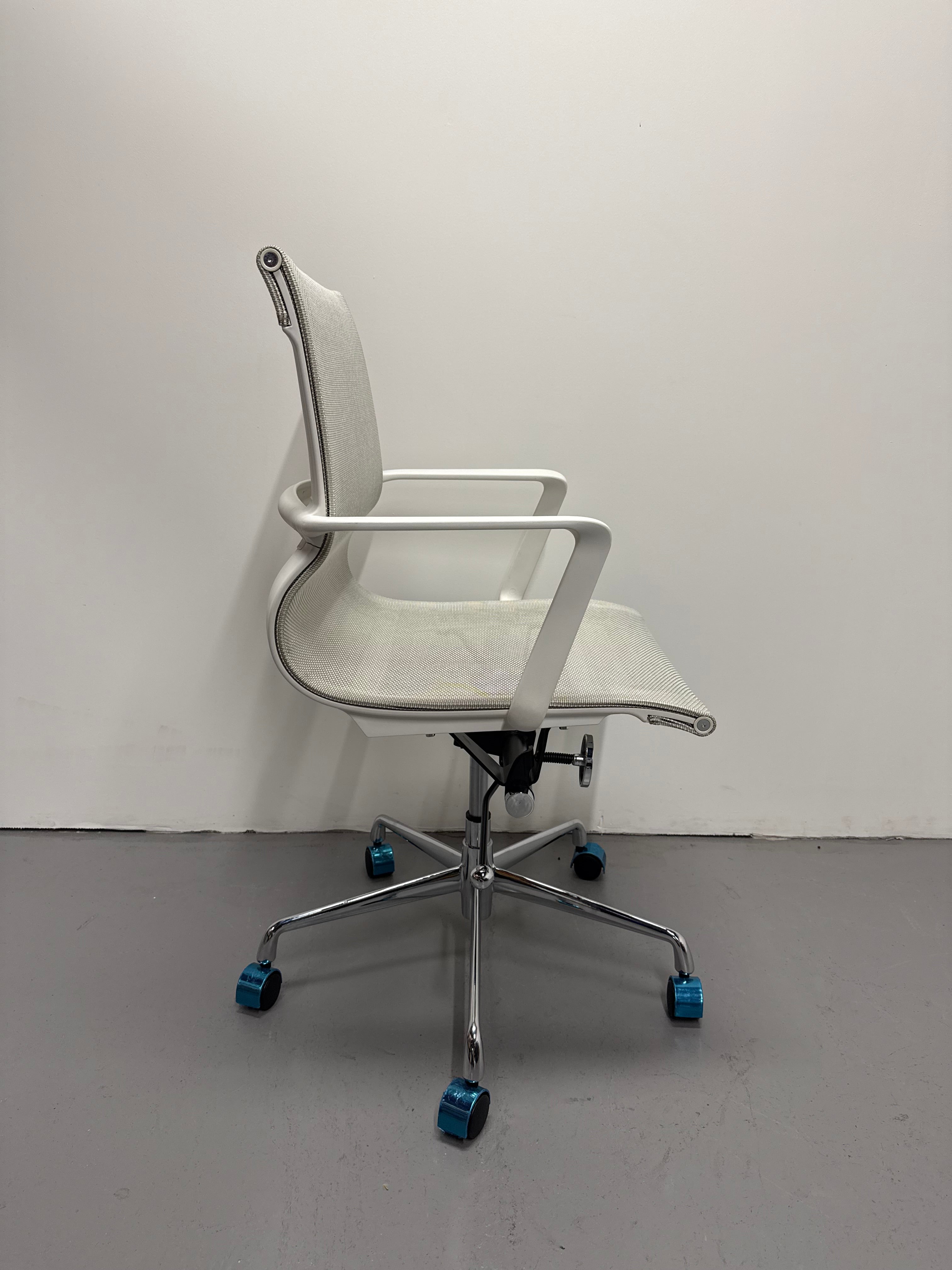 Modern Mesh Boardroom Chair – White Frame & Chrome Base (Brand New)