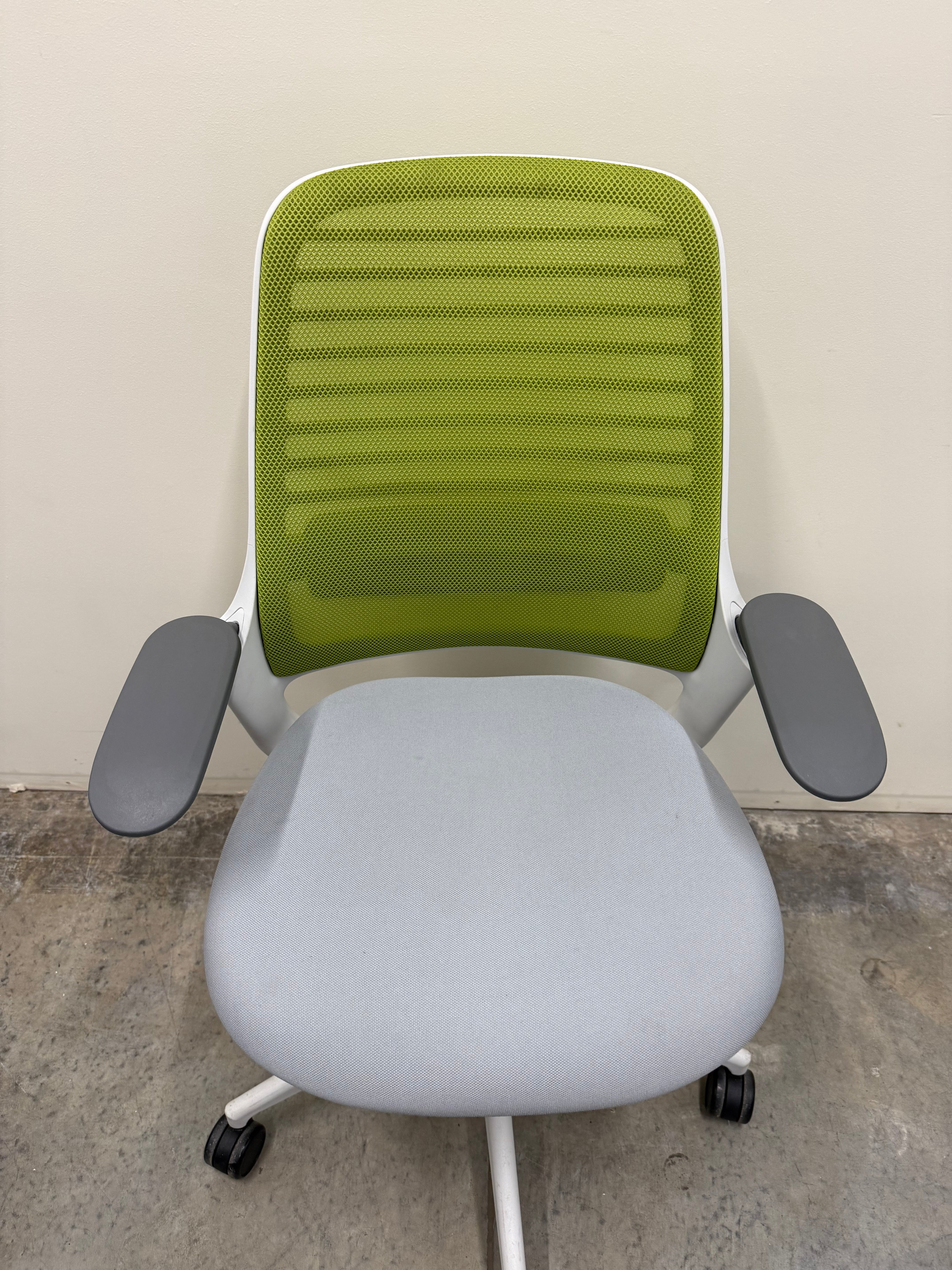 Steelcase Series 1 Work Office Chair V1 – Green Mesh / Grey Fabric