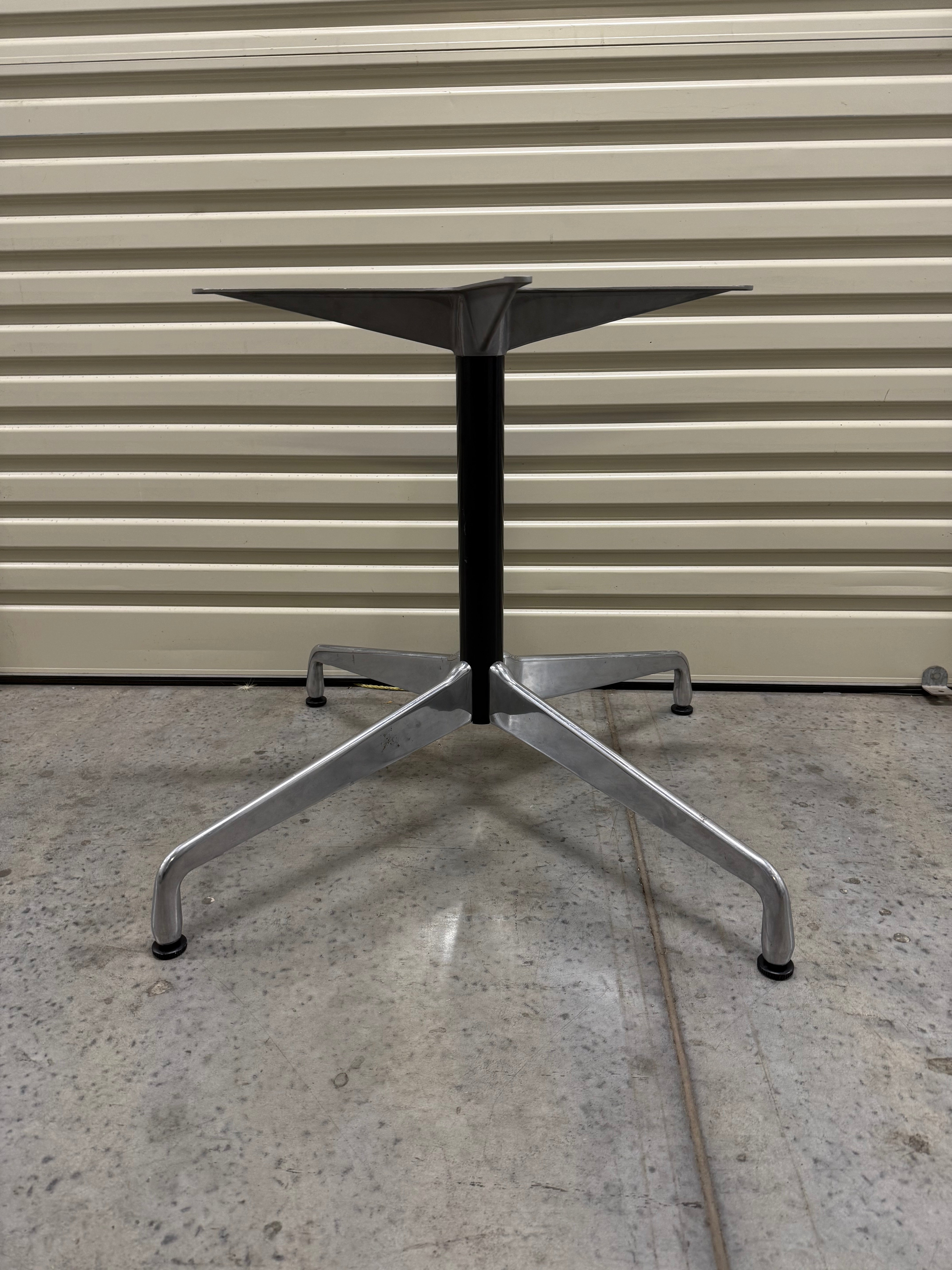 Eames Herman Miller Round Table – Universal Base