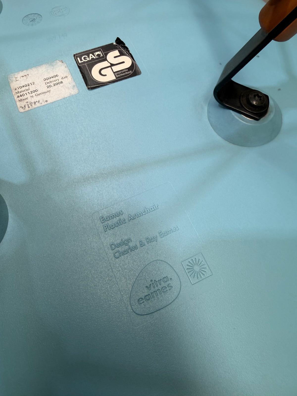 Vitra Eames Moulded Plastic Armchair DAW – Light Blue / Dowel Base