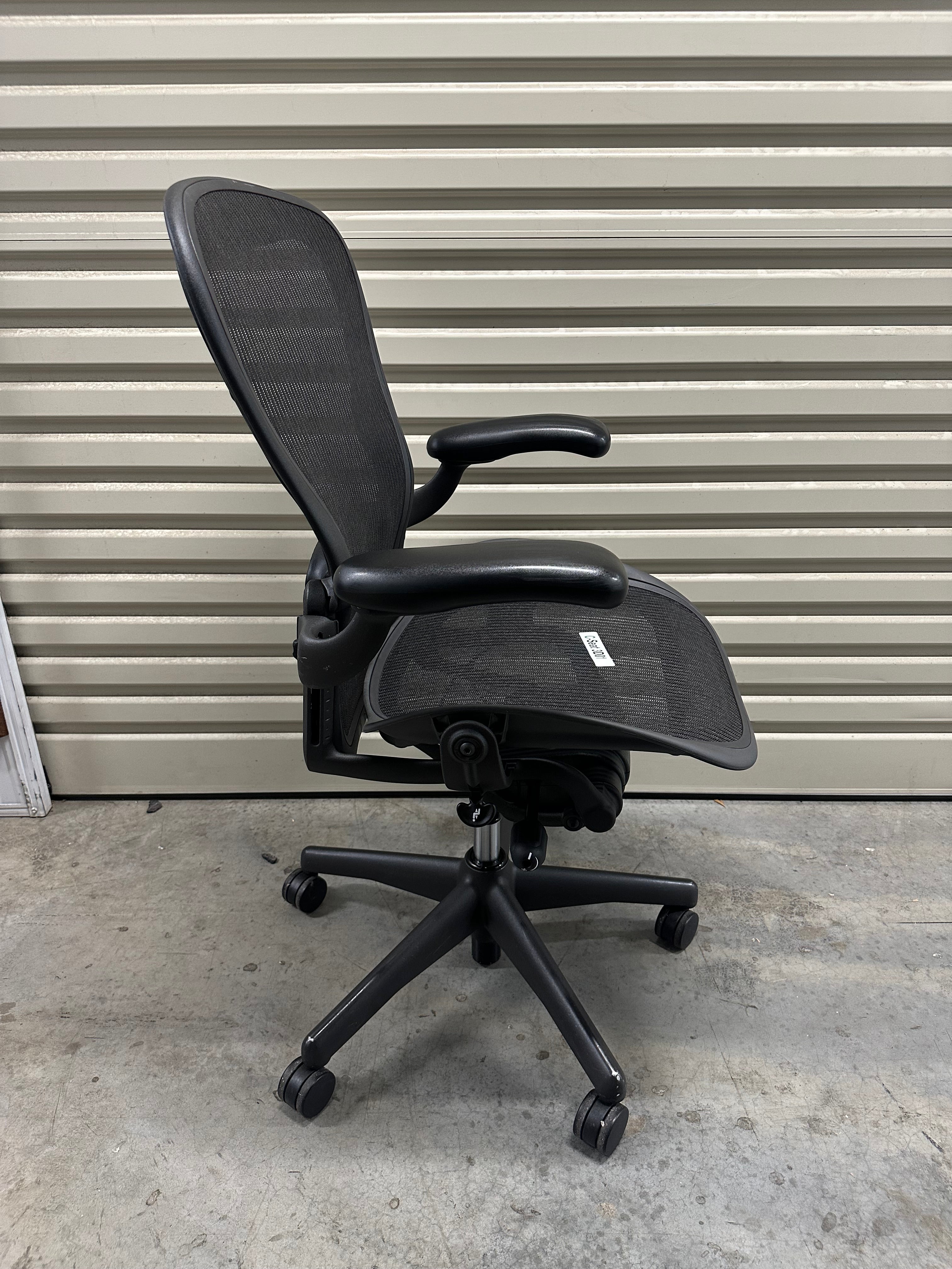 Herman miller Aeron with armrest (Size C)