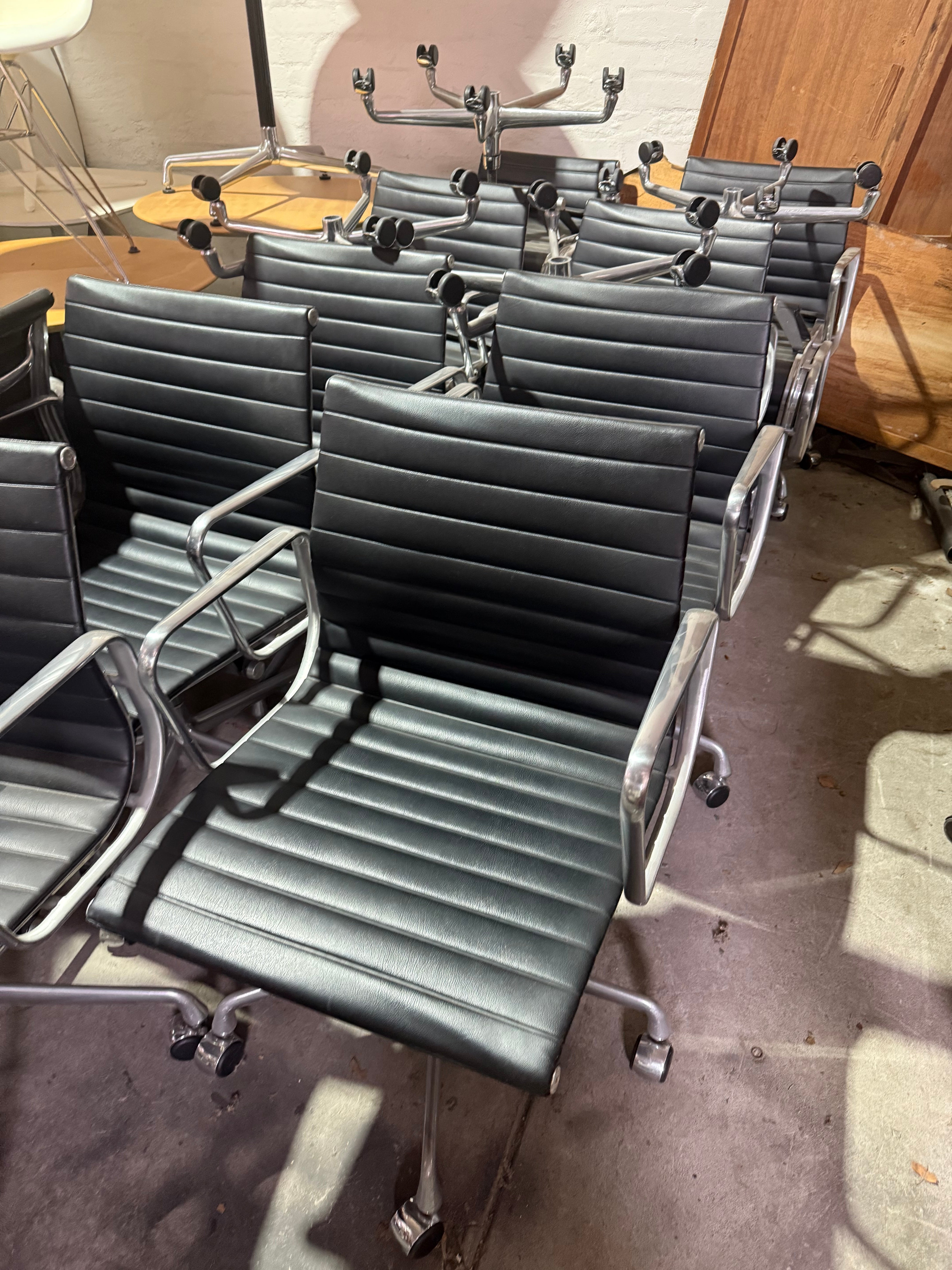 Eames EA 335 Leather Chair – Aluminium Group Management Armchair on Wheels by Herman Miller