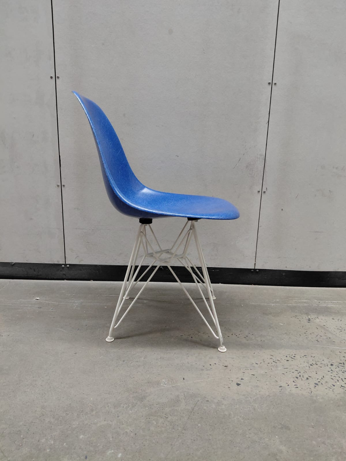 Authentic Herman Miller Eames Molded Fiberglass Side Chair – Ultramarine Blue / White Wire Base