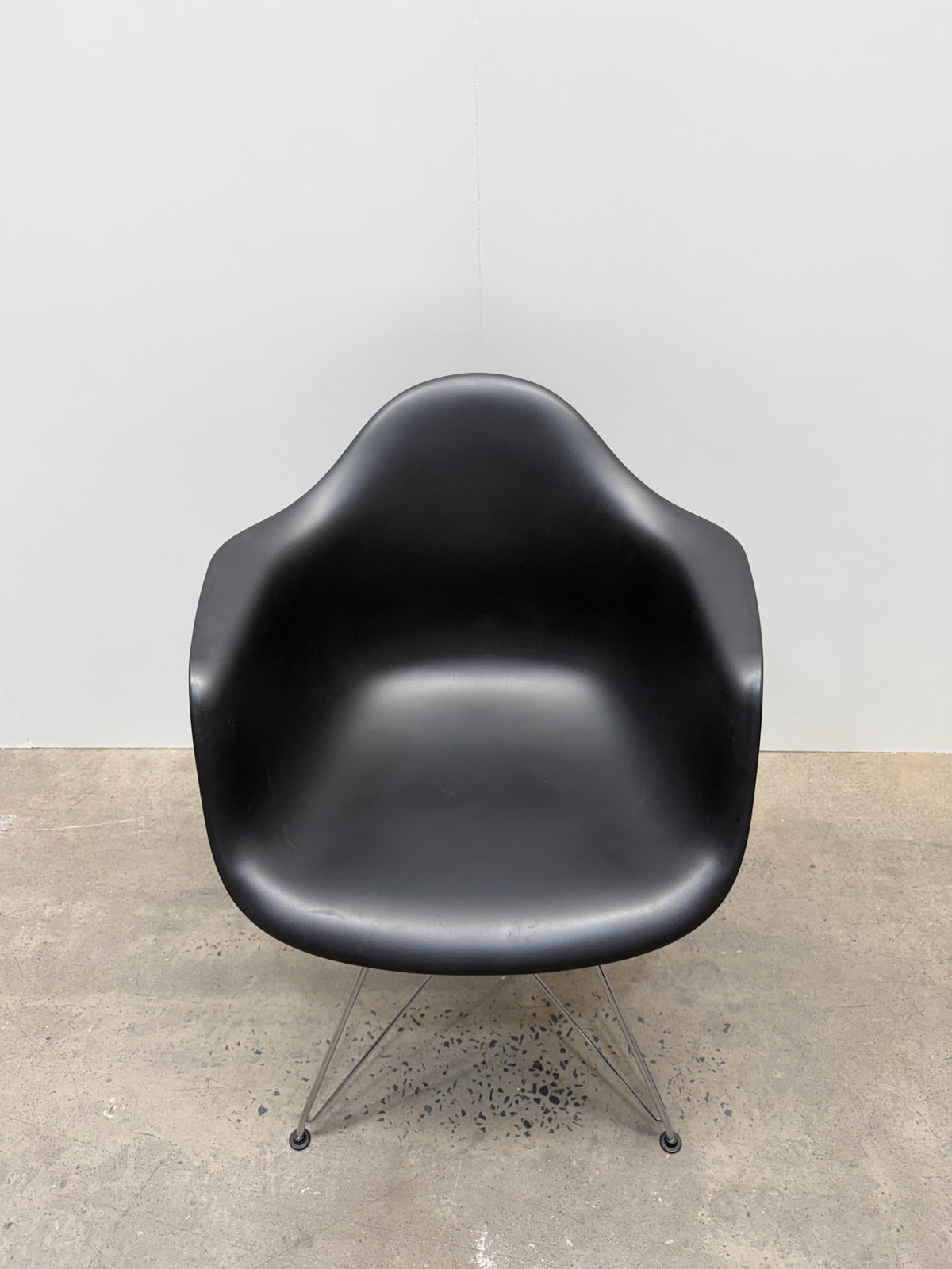 Vitra Eames Plastic Armchair DAR – Black, Chrome Eiffel Base – view 6 – pre-owned