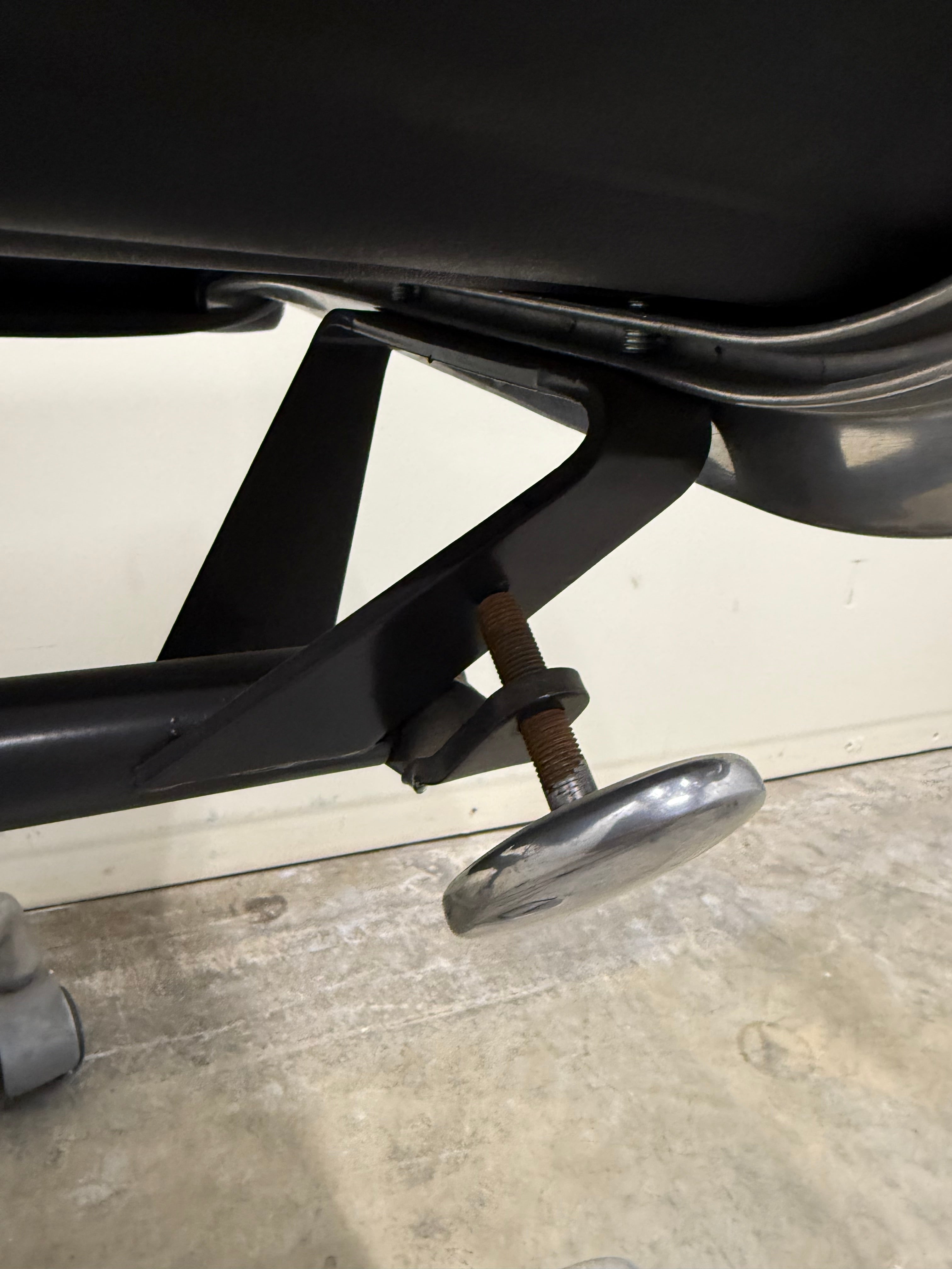 Eames Aluminium Group Management Armchair – Black Leather / Aluminium Base