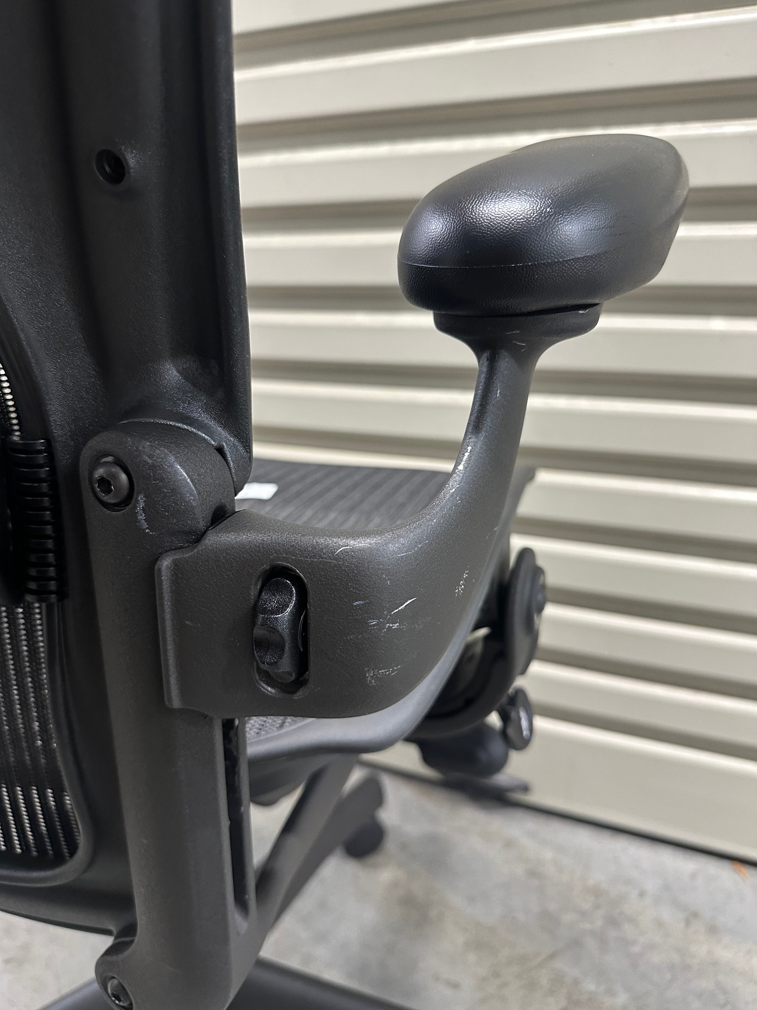 Herman miller Aeron with armrest (Size C)