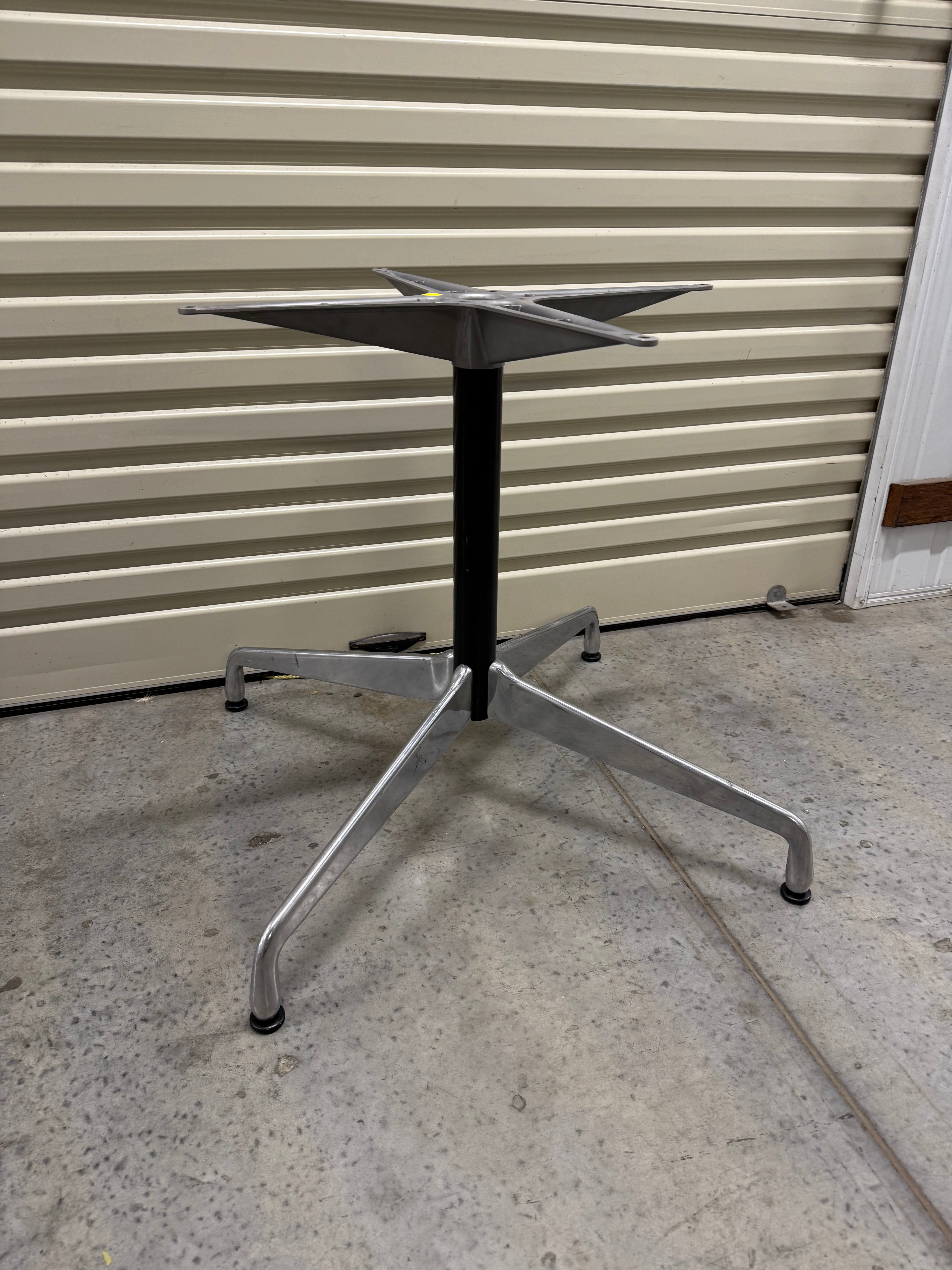 Eames Herman Miller Round Table – Universal Base