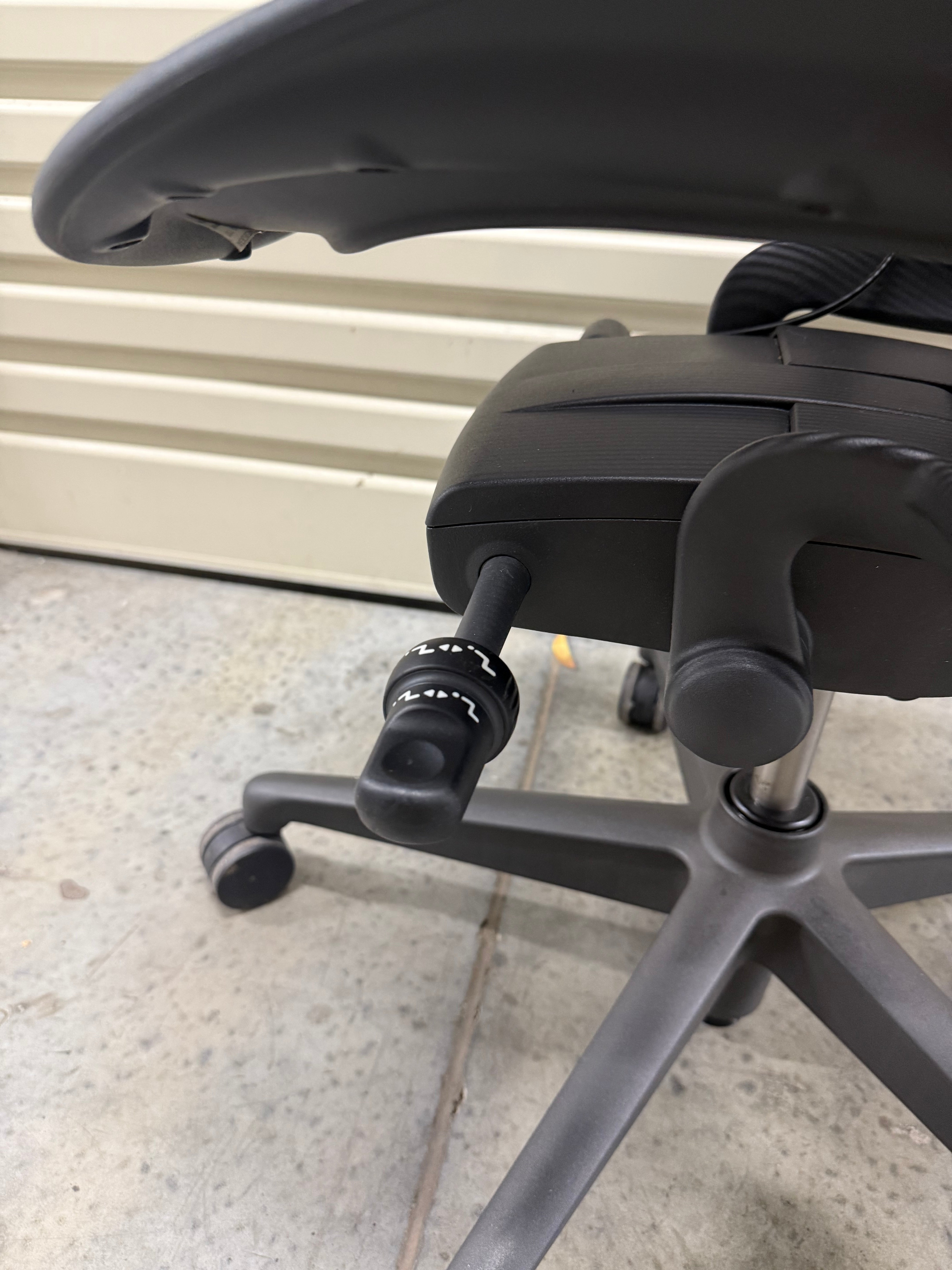 Herman Miller Aeron Remastered with Armrest - Graphite (Size B)