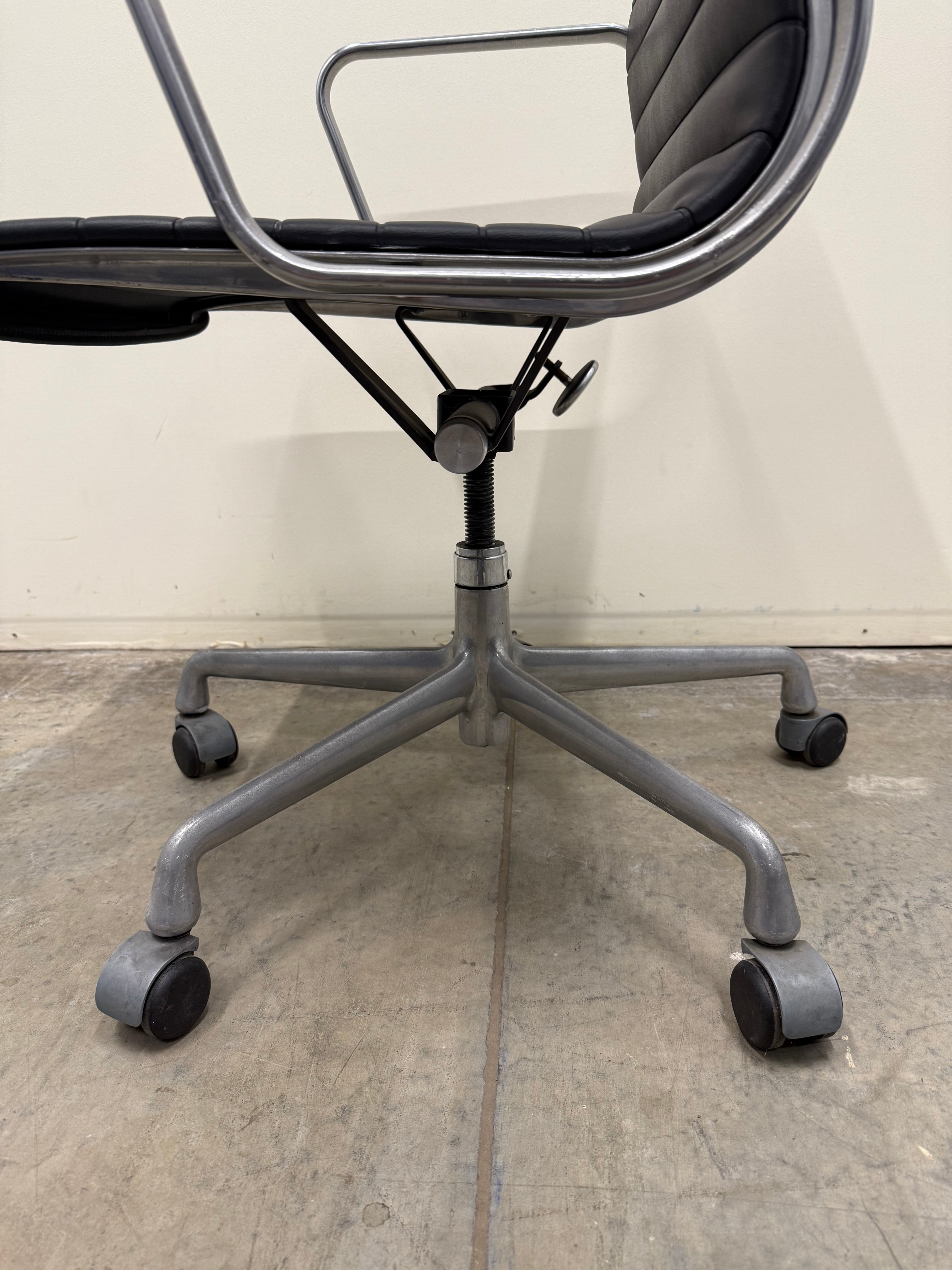 Eames Aluminium Group Management Armchair – Black Leather / Aluminium Base