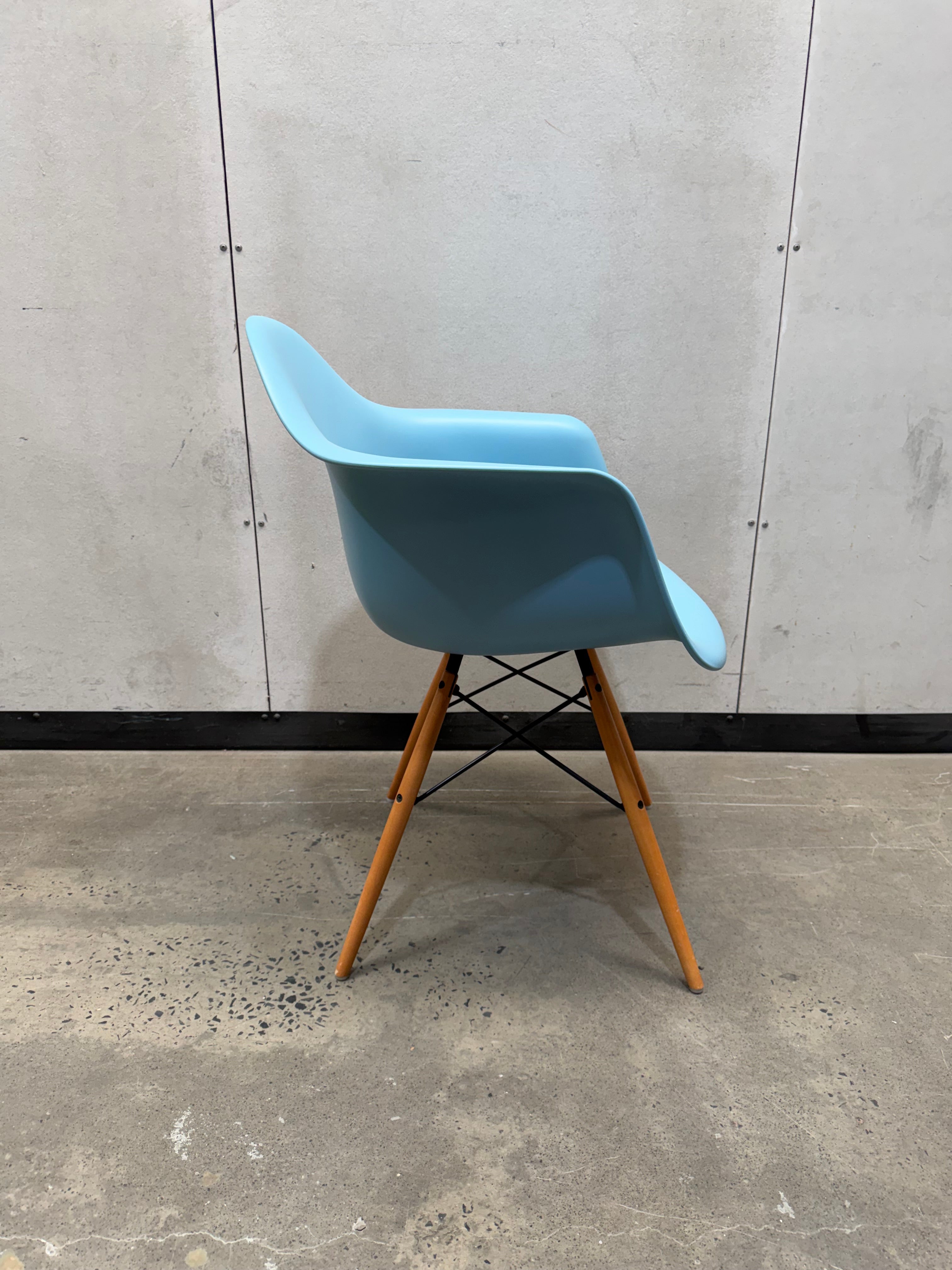 Vitra Eames Moulded Plastic Armchair DAW – Light Blue / Dowel Base