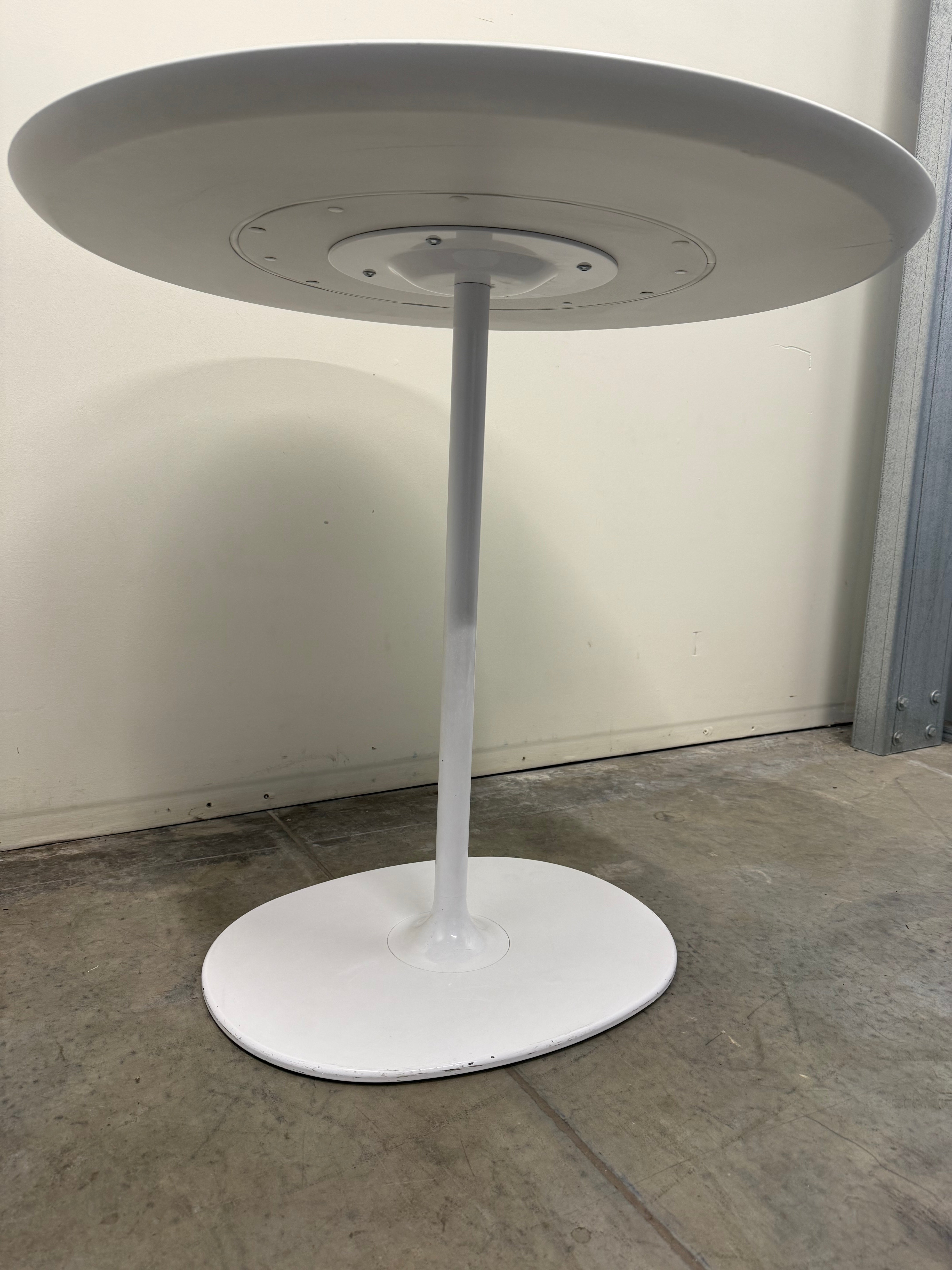 Arper Dizzie Table – White Round Top with Elliptical Base