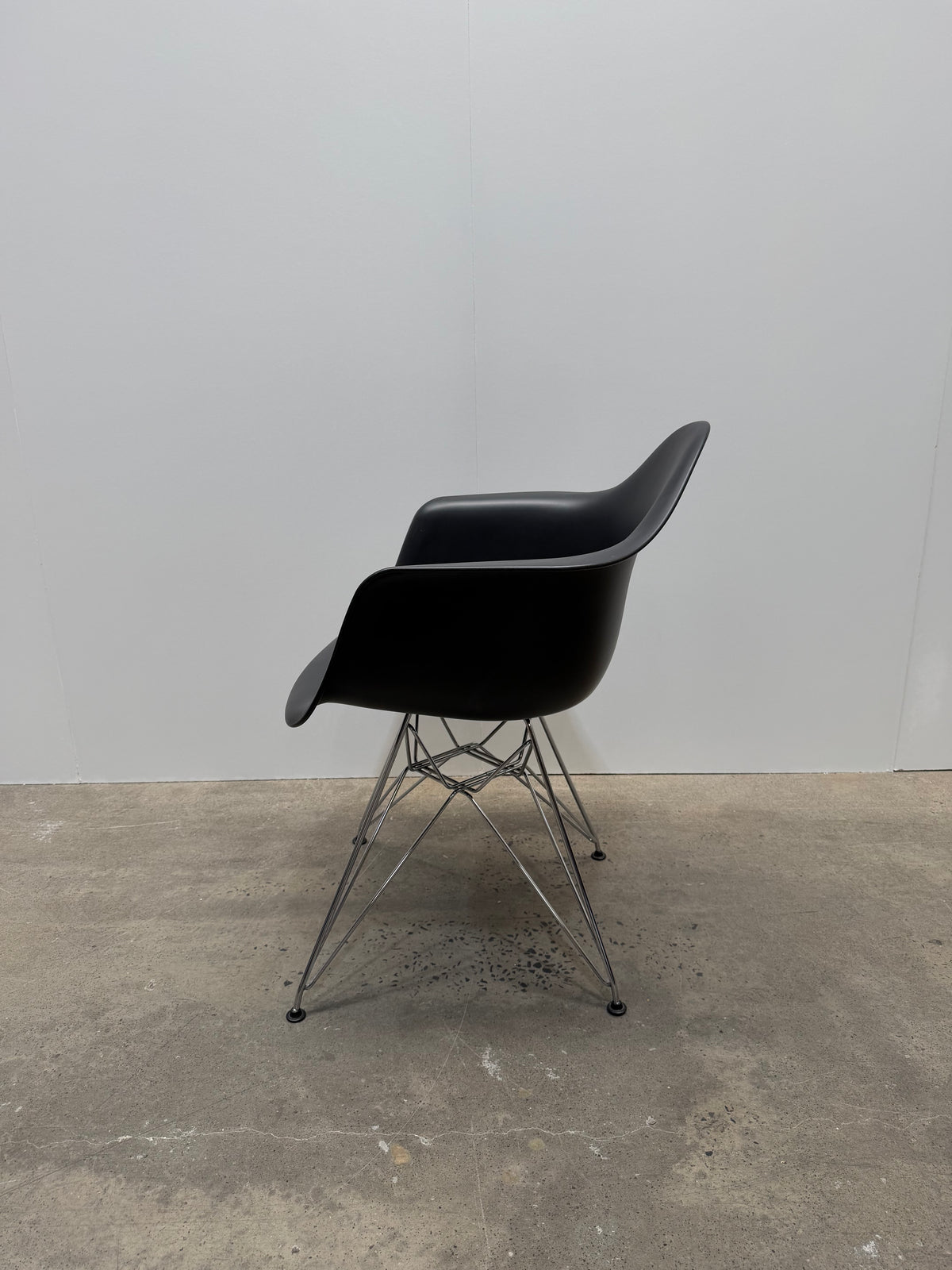 Vitra Eames Plastic Armchair DAR – Black, Chrome Eiffel Base – view 5 – pre-owned