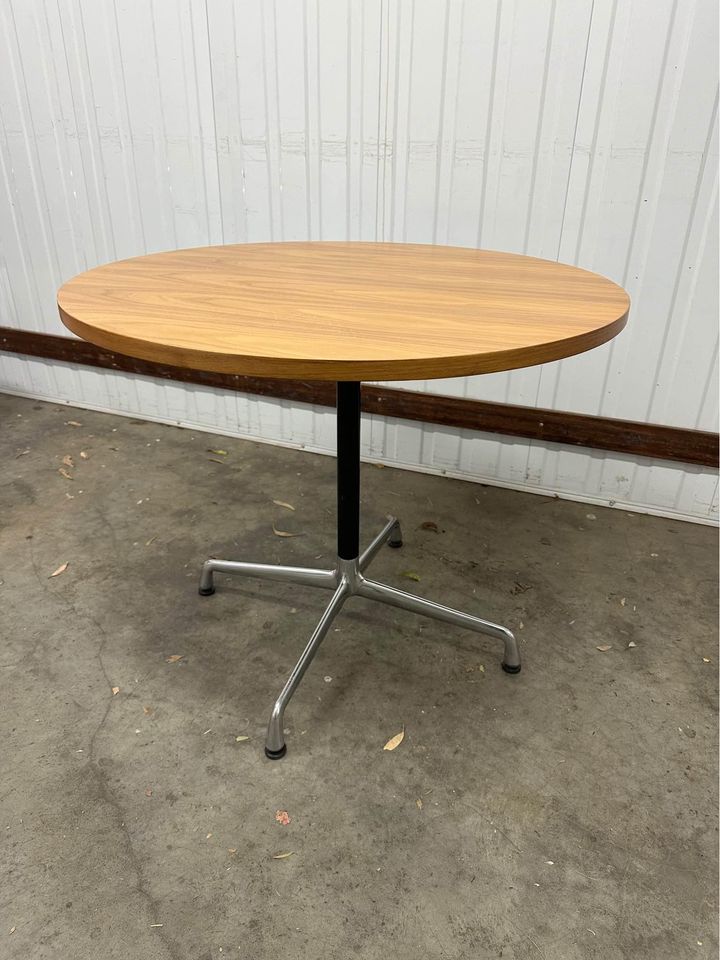 Herman Miller Eames Round Dining Table, Meeting Table - 900mm round